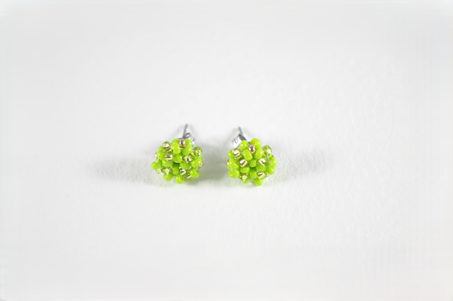 Handmade beaded bright green stud earrings. Käsintehdyt kirkkaan vihreät nappihelmikorvakorut.