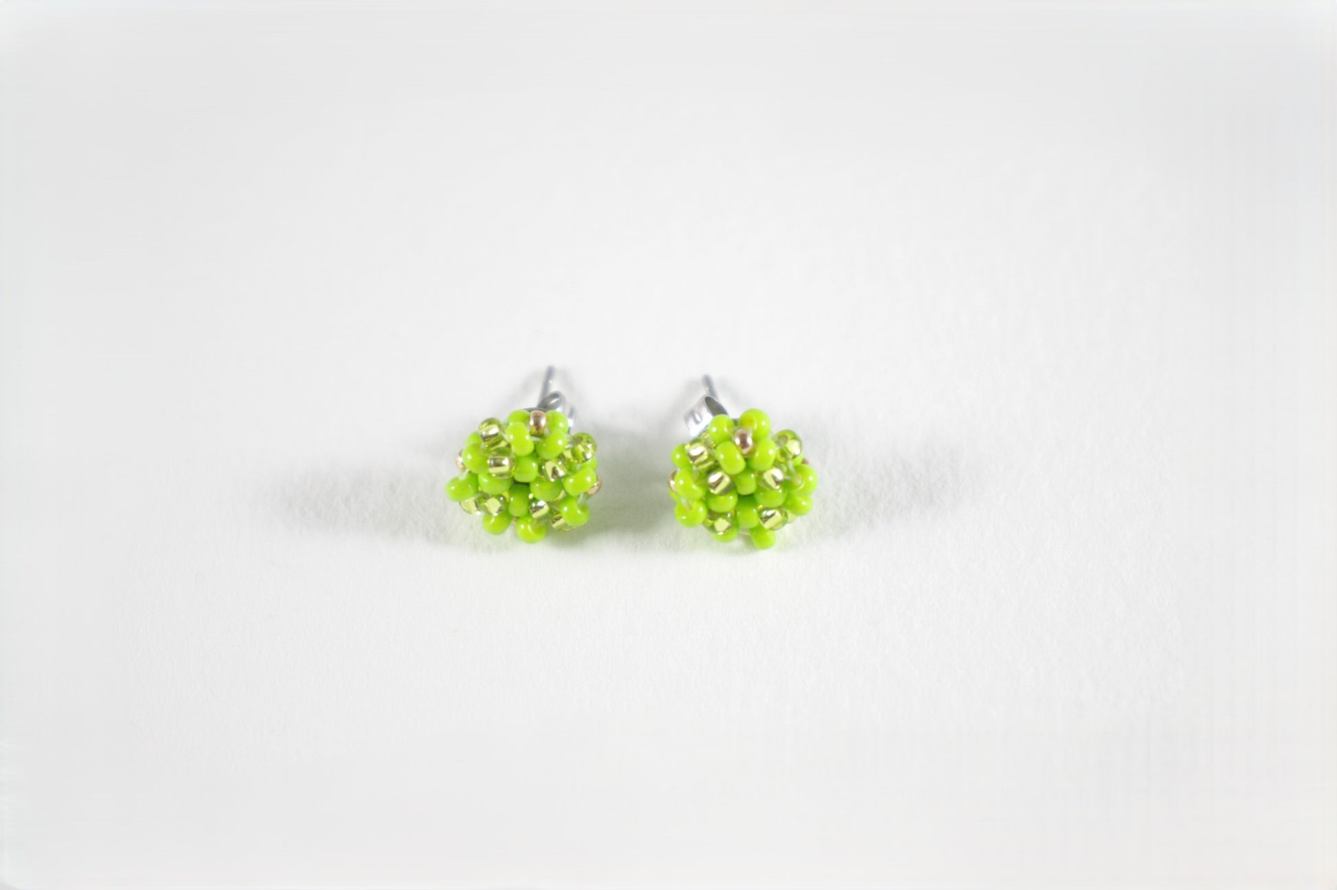 Handmade beaded bright green stud earrings. Käsintehdyt kirkkaan vihreät nappihelmikorvakorut.