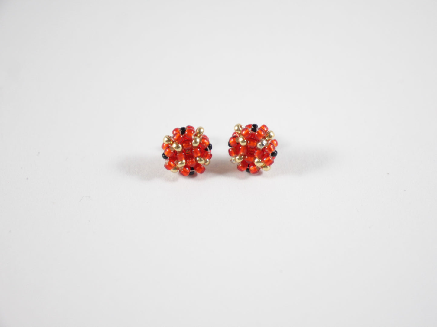 Beaded glass bead red-gold stud earrings. Käsintehdyt puna-kultaiset nappihelmikorvakorut.
