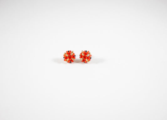 Beaded glass bead red-gold stud earrings. Käsintehdyt puna-kultaiset nappihelmikorvakorut.