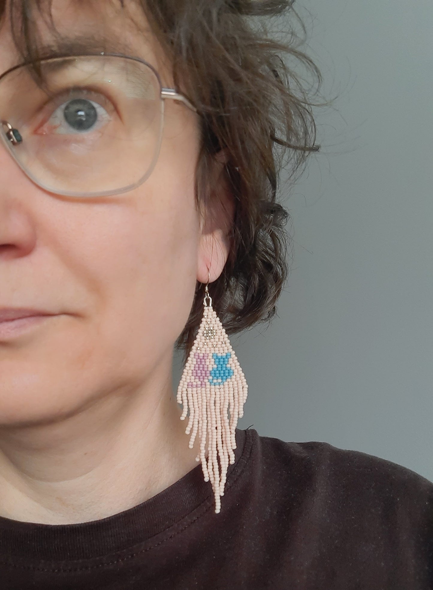 Beaded seed bead earrings light matte pink with cats pattern. Roikkuvat hapsulliset helmikorvakorut vaalea pinkki matta kissa kuviolla.