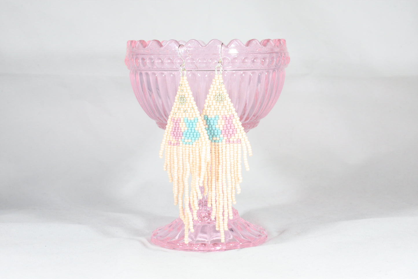 Beaded seed bead earrings light matte pink with cats pattern. Roikkuvat hapsulliset helmikorvakorut vaalea pinkki matta kissa kuviolla.