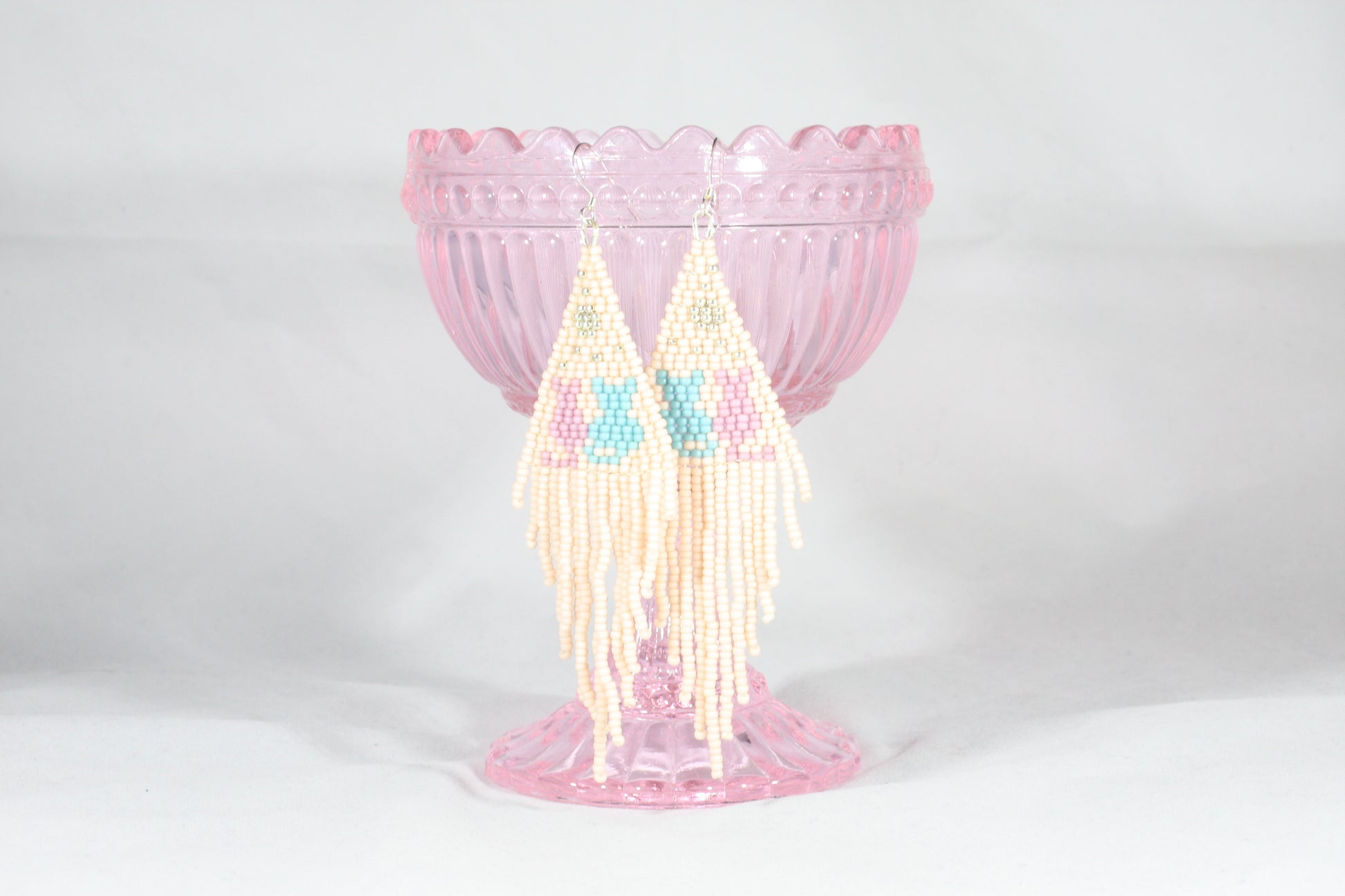 Beaded seed bead earrings light matte pink with cats pattern. Roikkuvat hapsulliset helmikorvakorut vaalea pinkki matta kissa kuviolla.