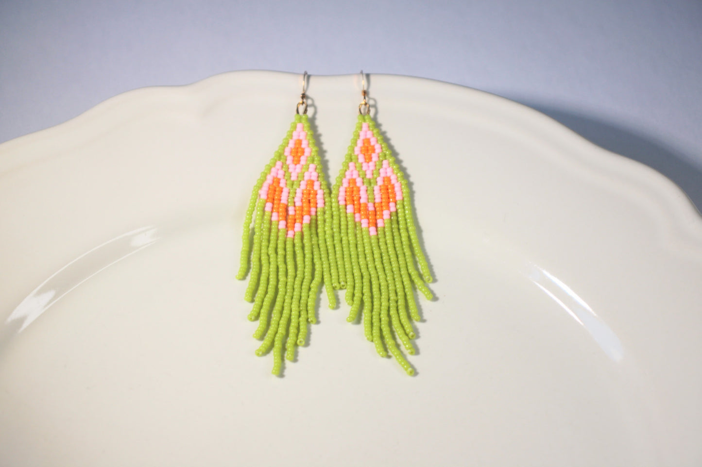Seed bead fringe earrings light green with pink and orange grids. Hapsulliset lasihelmikorvakorut vaalean vihreät pinkeillä ja oransseilla ruuduilla.