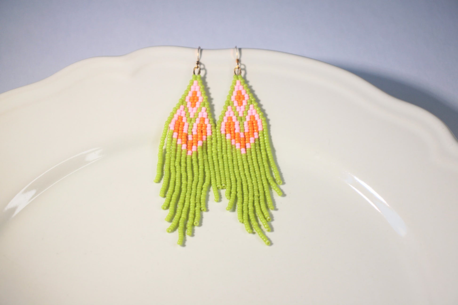 Seed bead fringe earrings light green with pink and orange grids. Hapsulliset lasihelmikorvakorut vaalean vihreät pinkeillä ja oransseilla ruuduilla.
