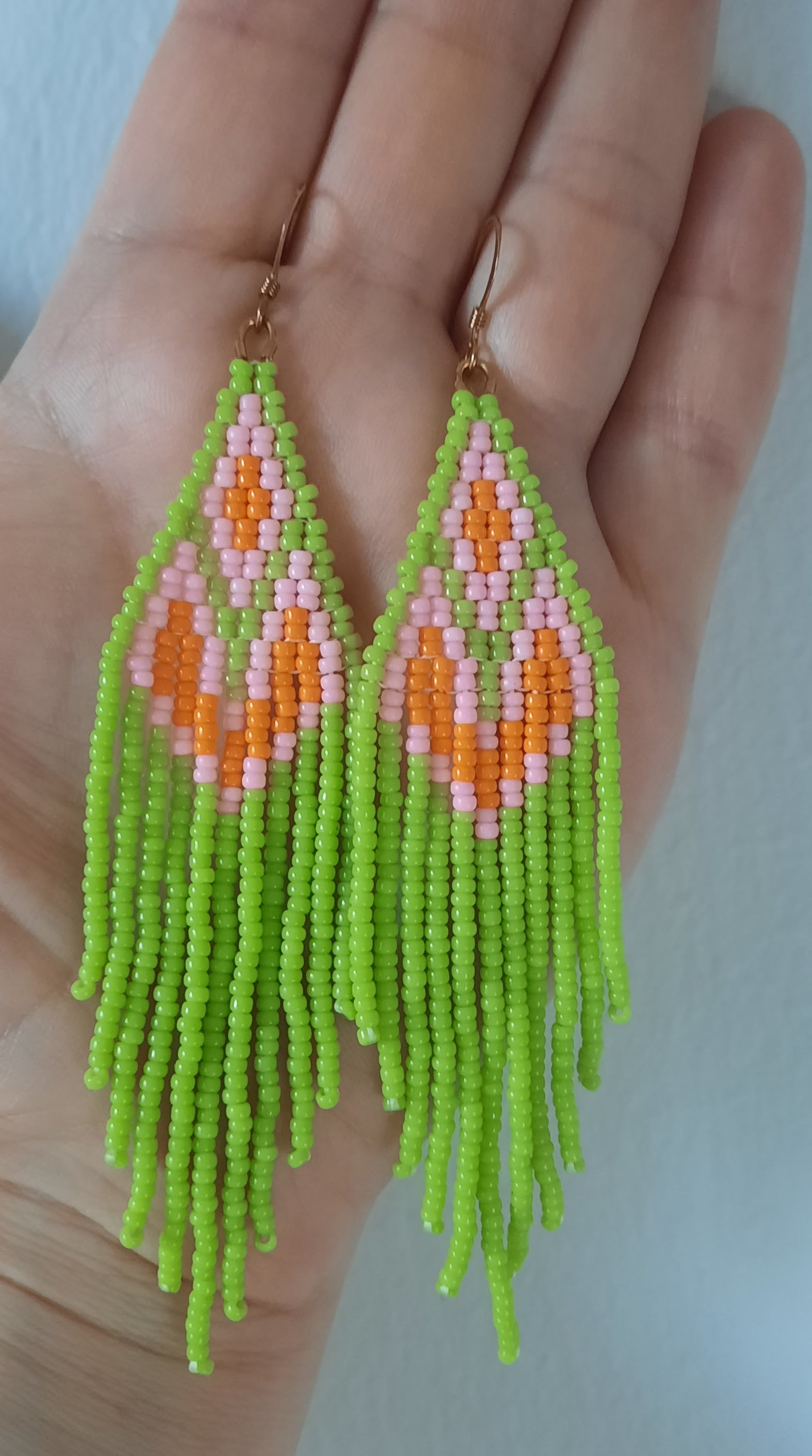 Seed bead fringe earrings light green with pink and orange grids. Hapsulliset lasihelmikorvakorut vaalean vihreät pinkeillä ja oransseilla ruuduilla.