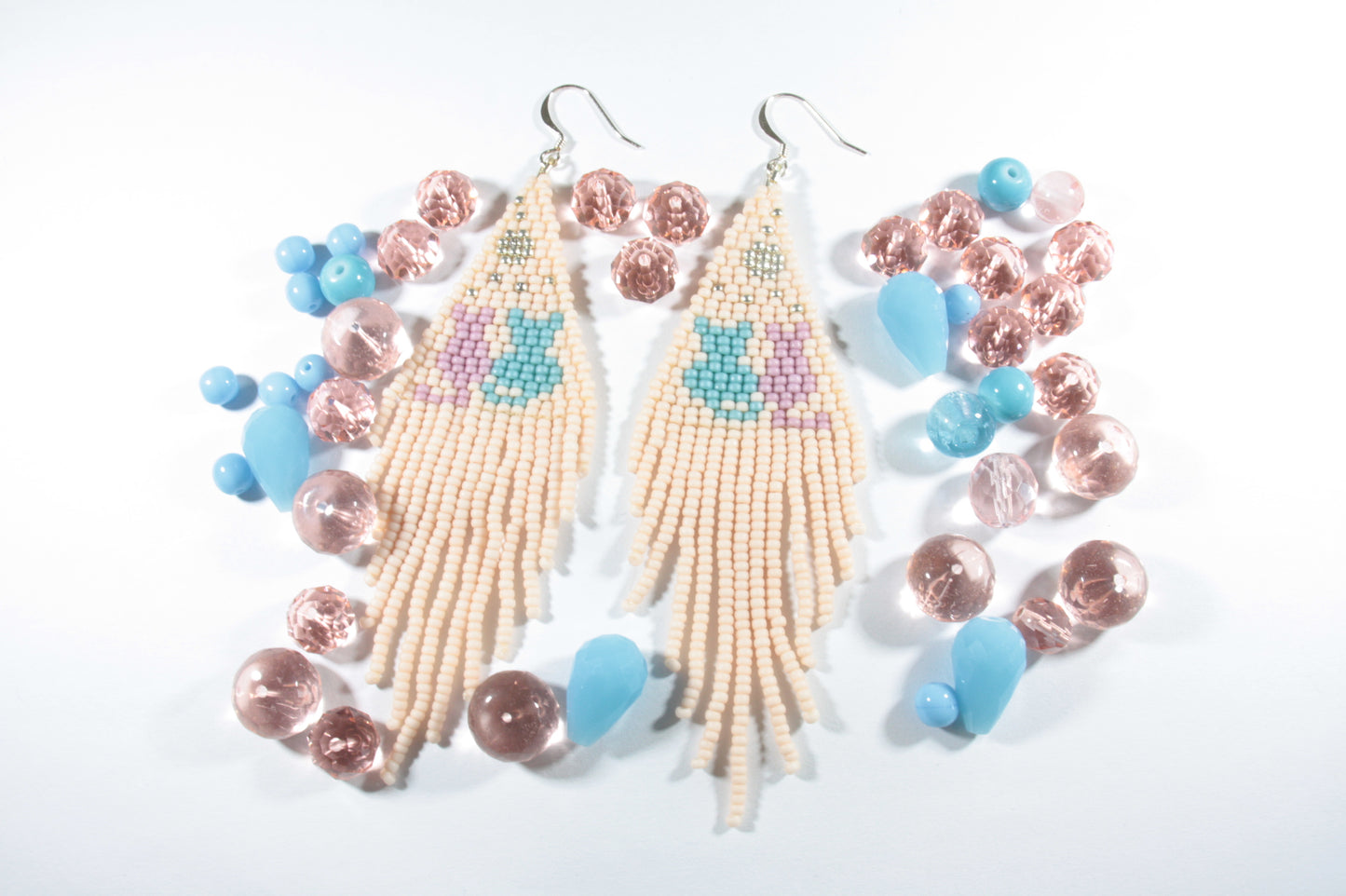 Beaded seed bead earrings light matte pink with cats pattern. Roikkuvat hapsulliset helmikorvakorut vaalea pinkki matta kissa kuviolla.