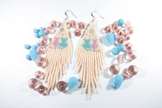 Beaded seed bead earrings light matte pink with cats pattern. Roikkuvat hapsulliset helmikorvakorut vaalea pinkki matta kissa kuviolla.