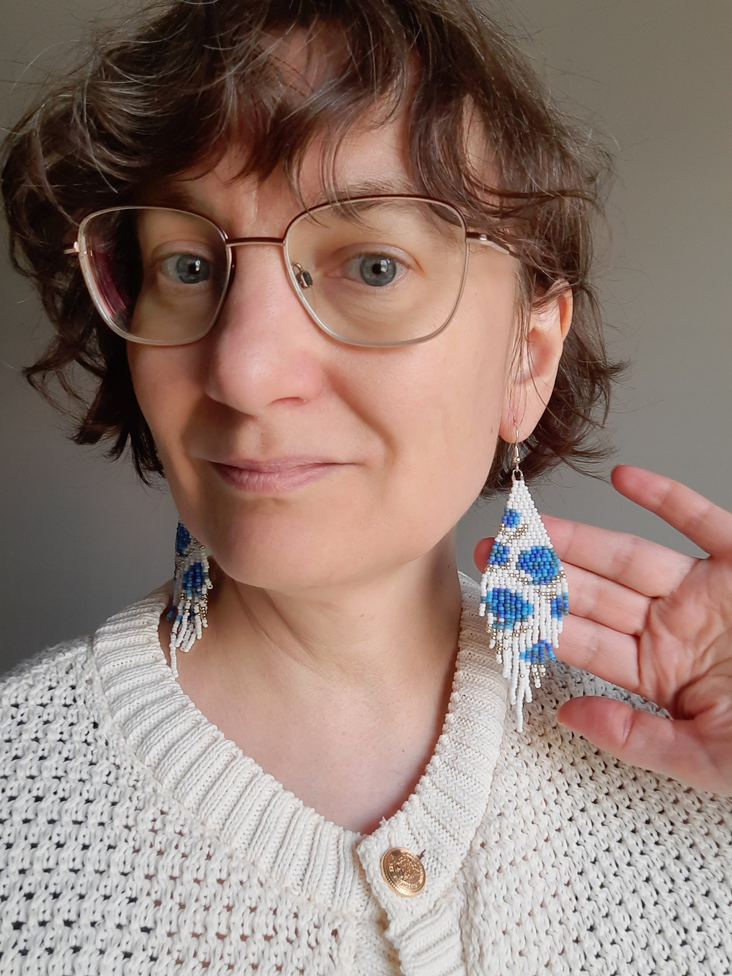 Long fringe seed bead earrings white with shades of blue roses pattern. Pitkät roikkuvat helmikorvakorut. Värinä valkoinen, jossa sinisen sävyisiä ruusuja kuvioina. 