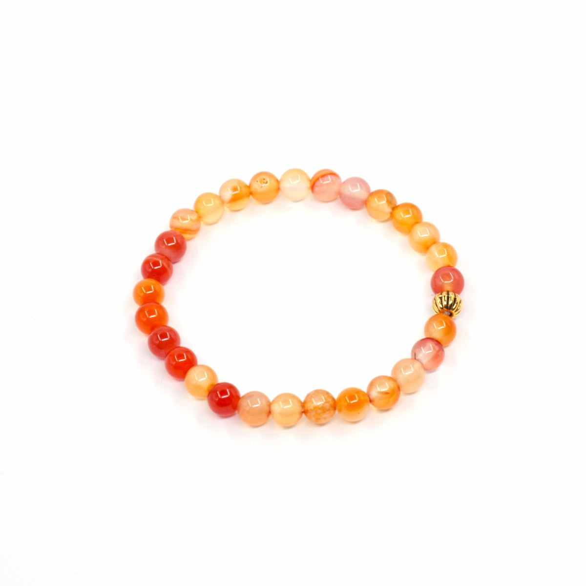 Karneoli rannekoru valkoisella alustalla. Carnelian bracelet on a white surface. 