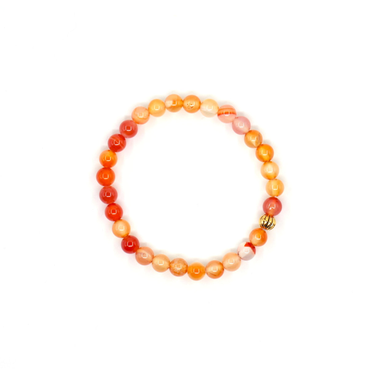Karneoli rannekoru valkoisella alustalla. Carnelian bracelet on a white surface.
