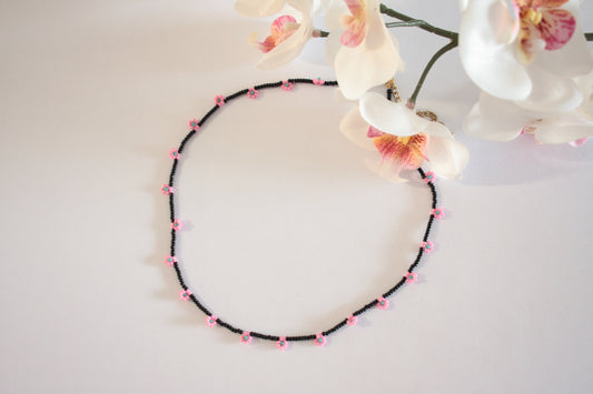 Daisy chain choker necklace black with pink and green turquoise flowers. Päivänkakkara daisy chain choker kaulakoru musta vaaleanpunaisilla kukilla. Kukkien keskusta on vihreäturkoosi.