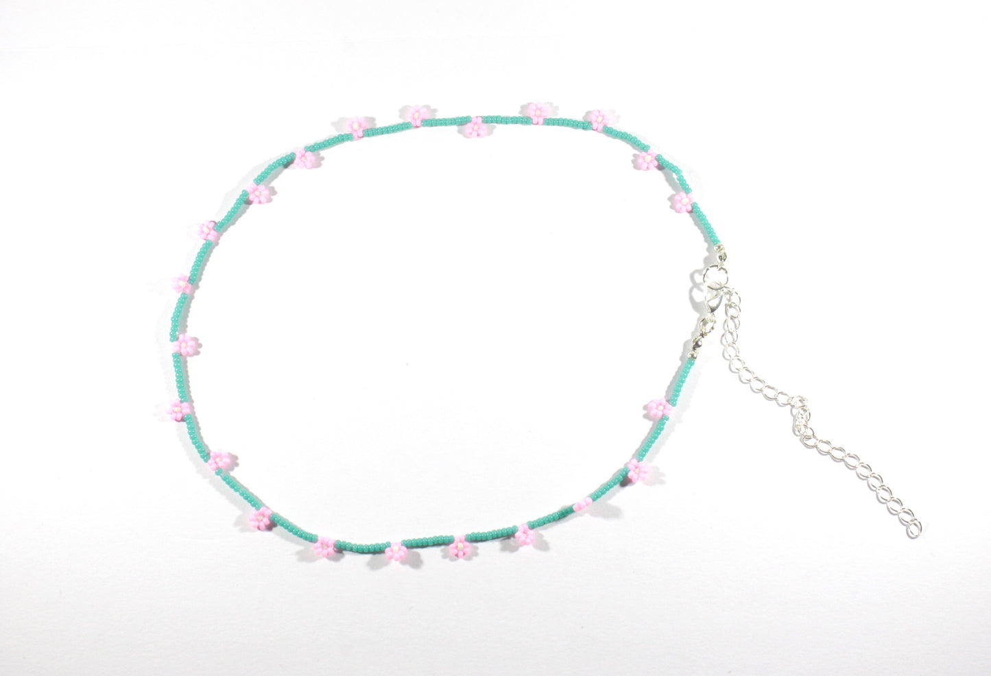 Handmade beaded daisy chain choker necklace turquoise color. Pienistä lasihelmistä käsintehty päivänkakkara choker kaulakoru turkoosin värinen.