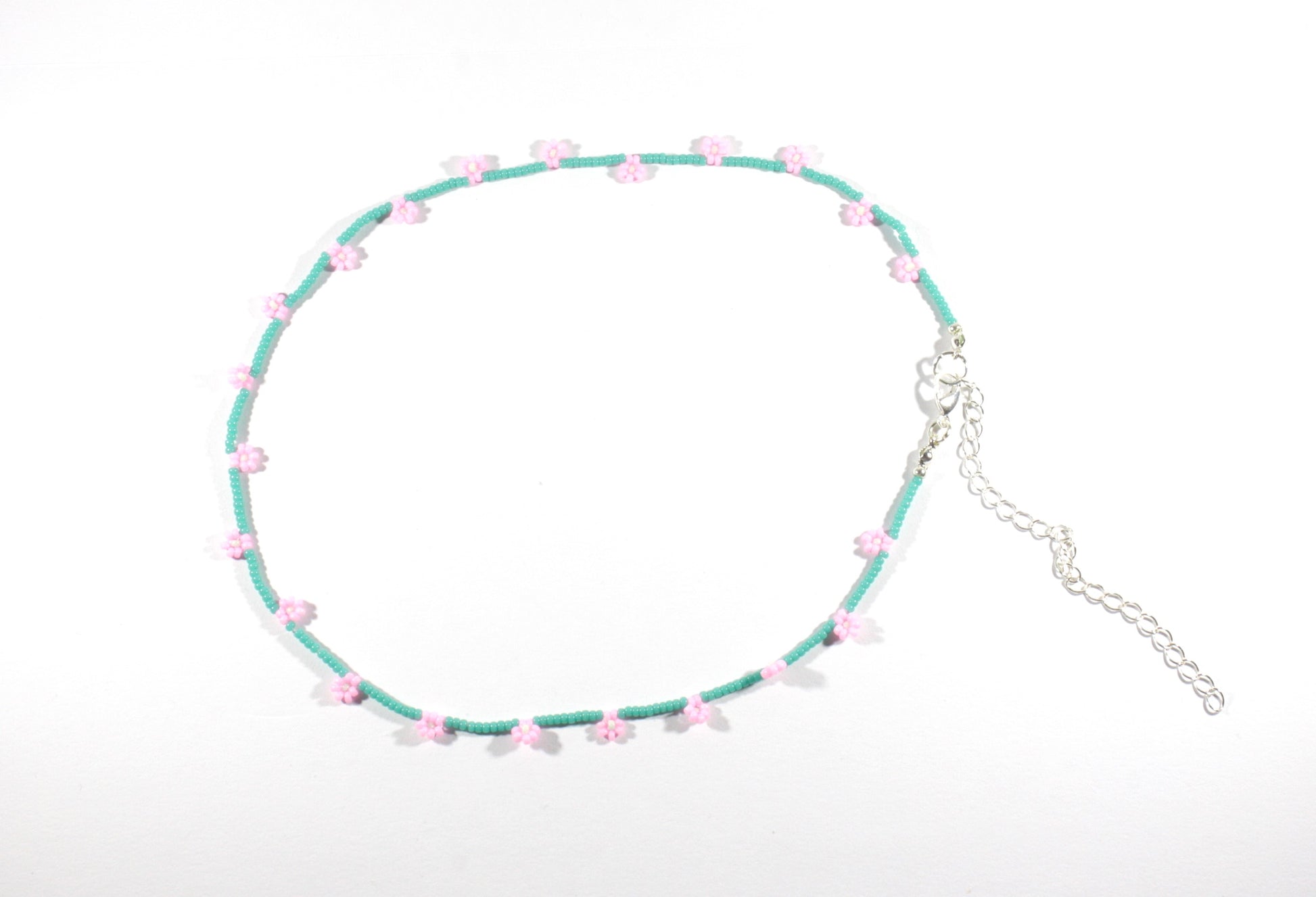Handmade beaded daisy chain choker necklace turquoise color. Pienistä lasihelmistä käsintehty päivänkakkara choker kaulakoru turkoosin värinen.