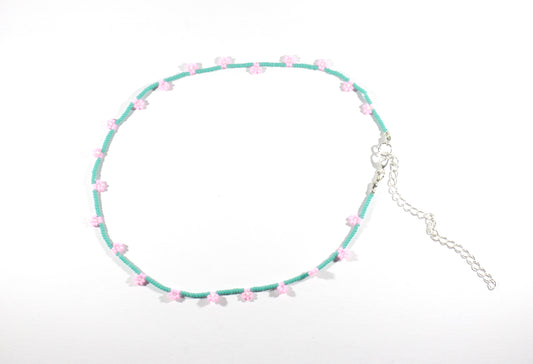 Handmade beaded daisy chain choker necklace turquoise color. Pienistä lasihelmistä käsintehty päivänkakkara choker kaulakoru turkoosin värinen.
