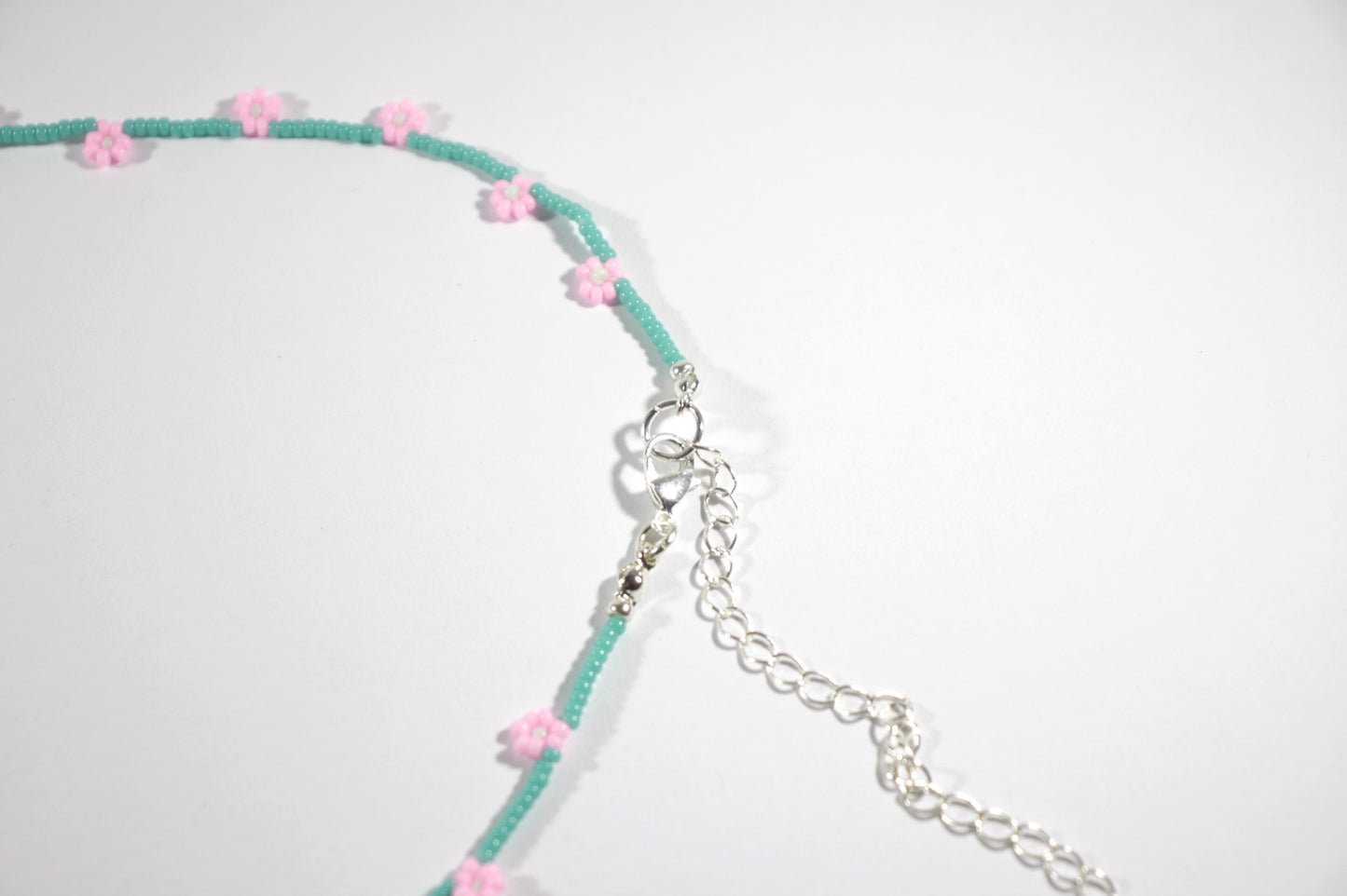 Handmade beaded daisy chain choker necklace turquoise color. Pienistä lasihelmistä käsintehty päivänkakkara choker kaulakoru turkoosin värinen.