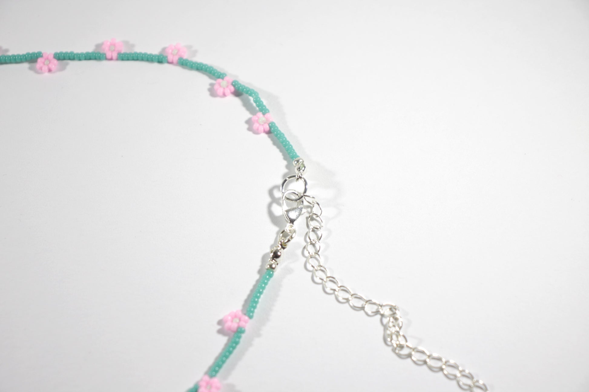Handmade beaded daisy chain choker necklace turquoise color. Pienistä lasihelmistä käsintehty päivänkakkara choker kaulakoru turkoosin värinen.