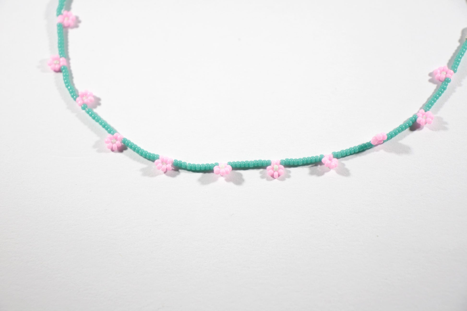 Handmade beaded daisy chain choker necklace turquoise color. Pienistä lasihelmistä käsintehty päivänkakkara choker kaulakoru turkoosin värinen.