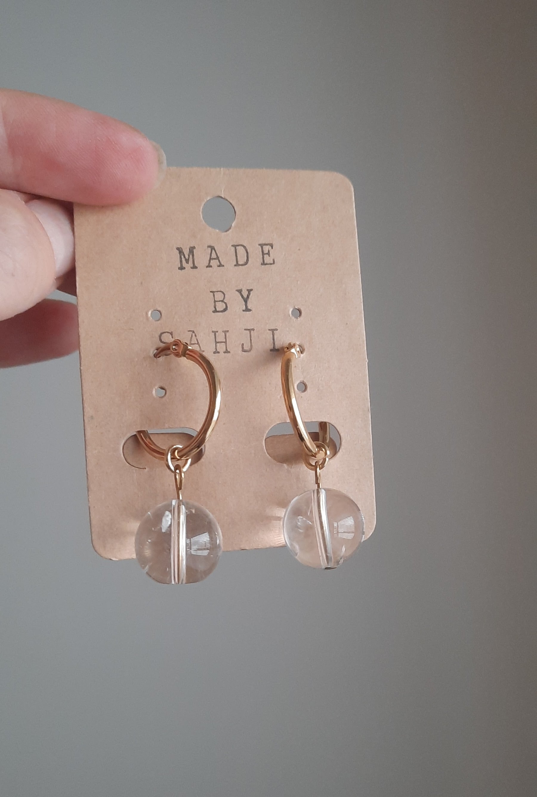 Dangle gemstone earrings with gold plated sterling silver hoops. There are 6 different gemstone bead options to choose from: Quartz,  Rose Quartz, Citrine, Green Stone, Jasper, Pink Stone. Roikkuvat kivihelmikorvakorut kullatulla ruostumaton teräs korvakorurenkaalla. Valittavana kuusi erilaista kivihelmeä: Vuorikristalli, Ruusukvartsi, Sitriini, Vihreä Kivi, Jaspis ja Vaaleanpunainen Kivi. 