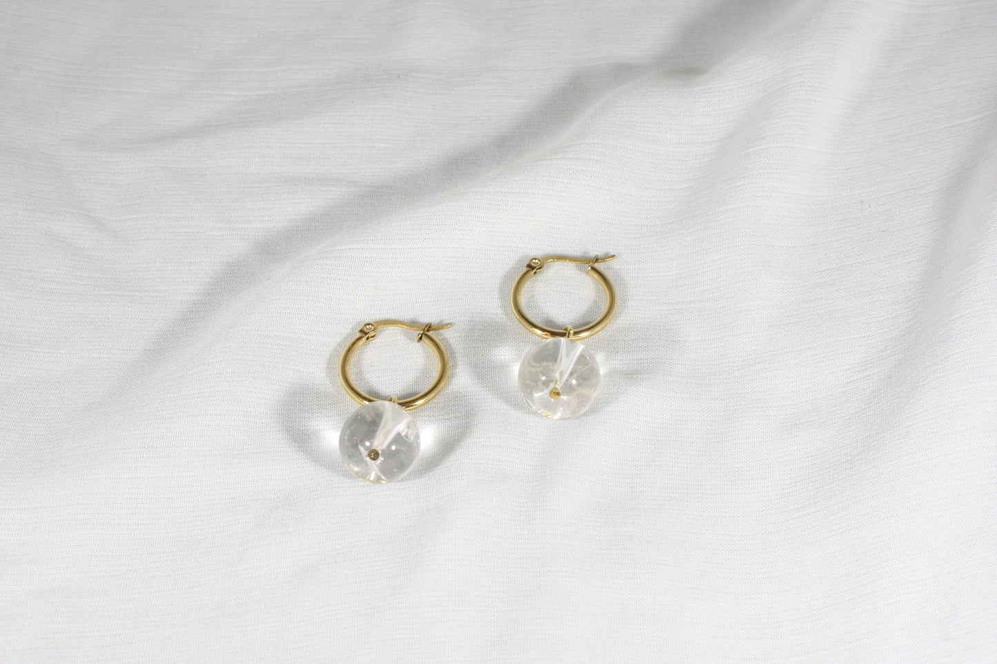 Dangle gemstone earrings with gold plated sterling silver hoops. There are 6 different gemstone bead options to choose from: Quartz,  Rose Quartz, Citrine, Green Stone, Jasper, Pink Stone. Roikkuvat kivihelmikorvakorut kullatulla ruostumaton teräs korvakorurenkaalla. Valittavana kuusi erilaista kivihelmeä: Kvartsi, Ruusukvartsi, Sitriini, Vihreä Kivi, Jaspis ja Vaaleanpunainen Kivi. 