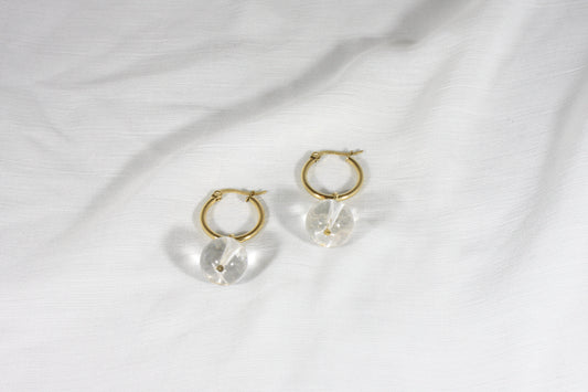 Dangle gemstone earrings with gold plated sterling silver hoops. There are 6 different gemstone bead options to choose from: Quartz,  Rose Quartz, Citrine, Green Stone, Jasper, Pink Stone. Roikkuvat kivihelmikorvakorut kullatulla ruostumaton teräs korvakorurenkaalla. Valittavana kuusi erilaista kivihelmeä: Kvartsi, Ruusukvartsi, Sitriini, Vihreä Kivi, Jaspis ja Vaaleanpunainen Kivi. 