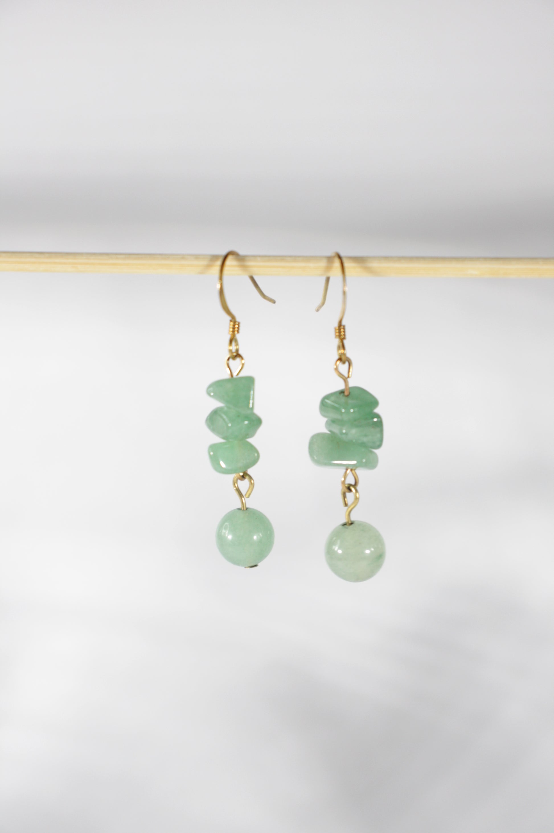 Handmade dangle green aventurine earrings. Käsintehdyt vihreät aventuriini korvakorut.