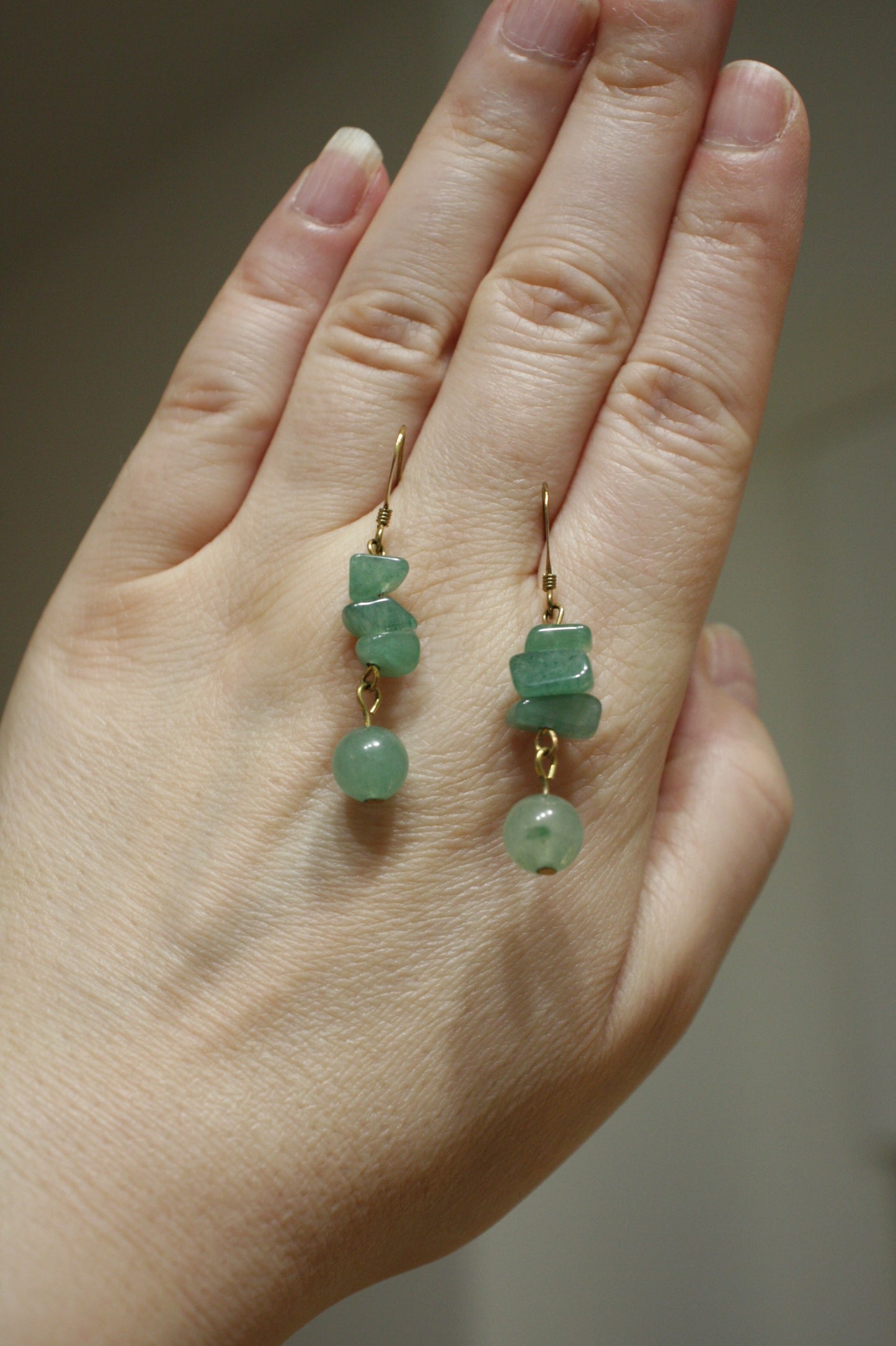 Handmade dangle green aventurine earrings. Käsintehdyt vihreät aventuriini korvakorut.