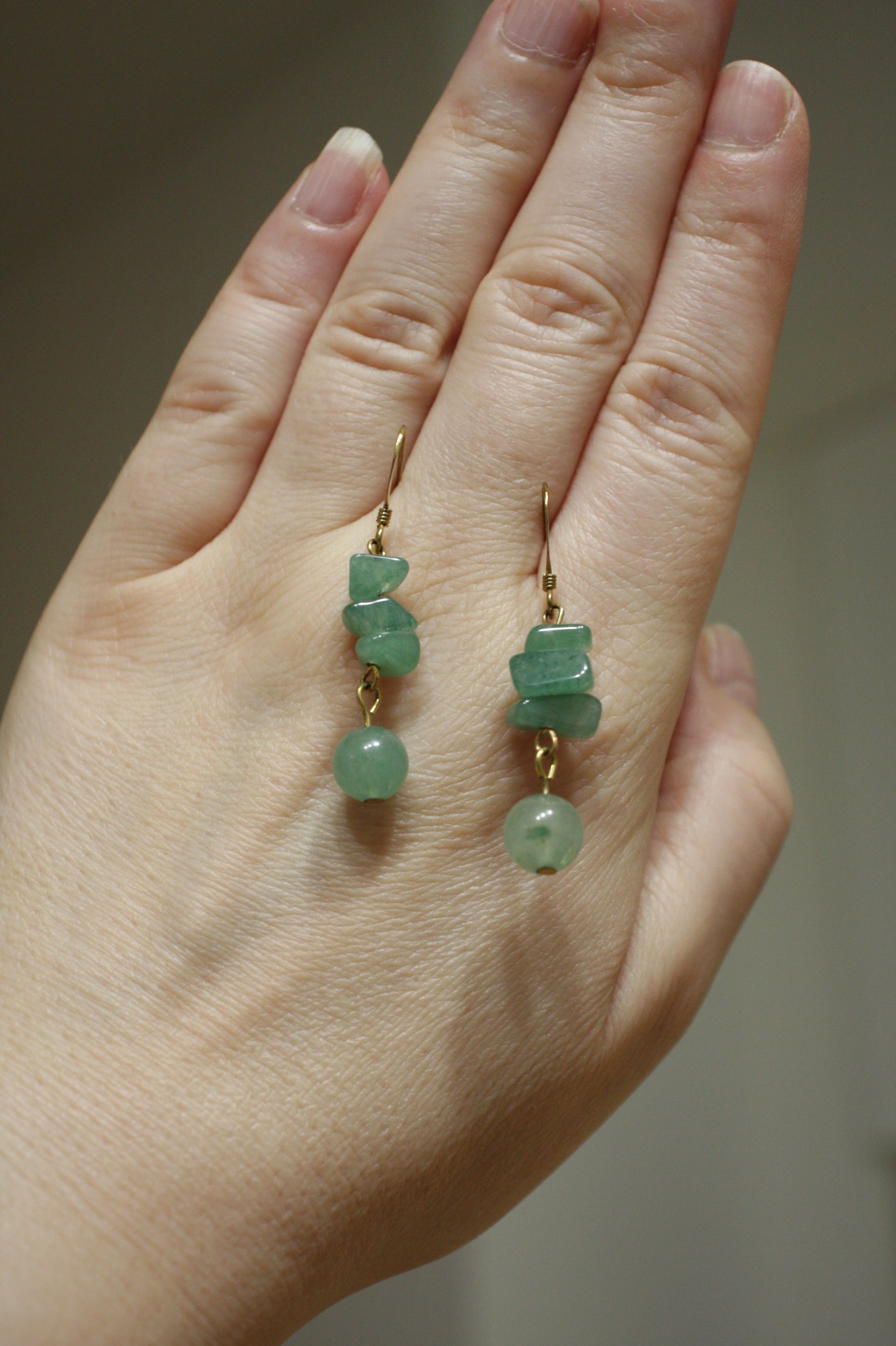 Handmade dangle green aventurine earrings. Käsintehdyt vihreät aventuriini korvakorut.