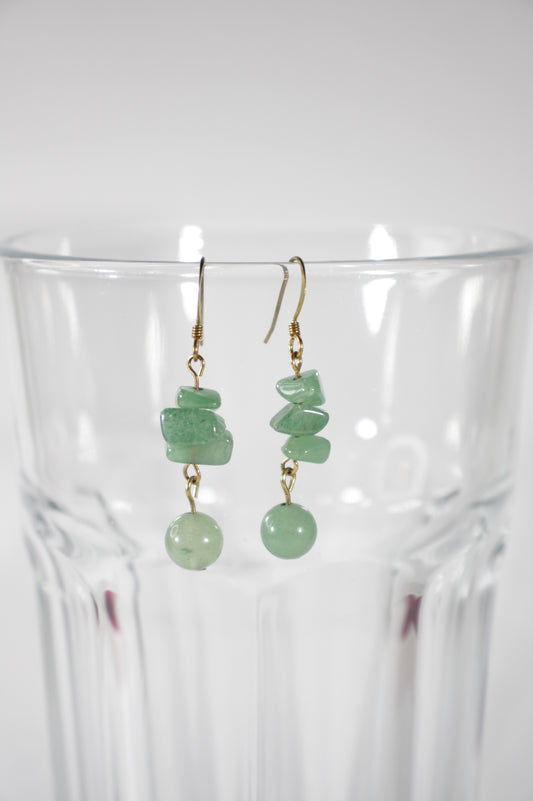 Handmade dangle green aventurine earrings. Käsintehdyt vihreät aventuriini korvakorut.