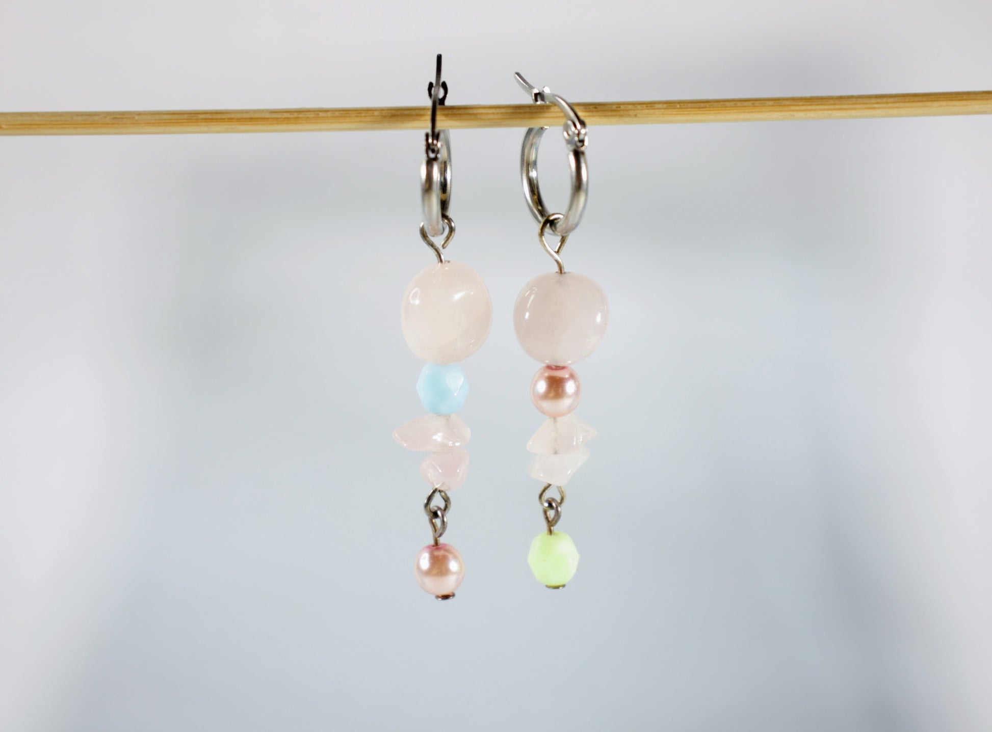 Handmade dangle rose quartz earrings with stainless steel earrings hoops. Käsintehdyt roikkuvat ruusukvartsi korvakorut, joissa on ruostumattomasta teräksestä tehdyt korvakorurenkaat.