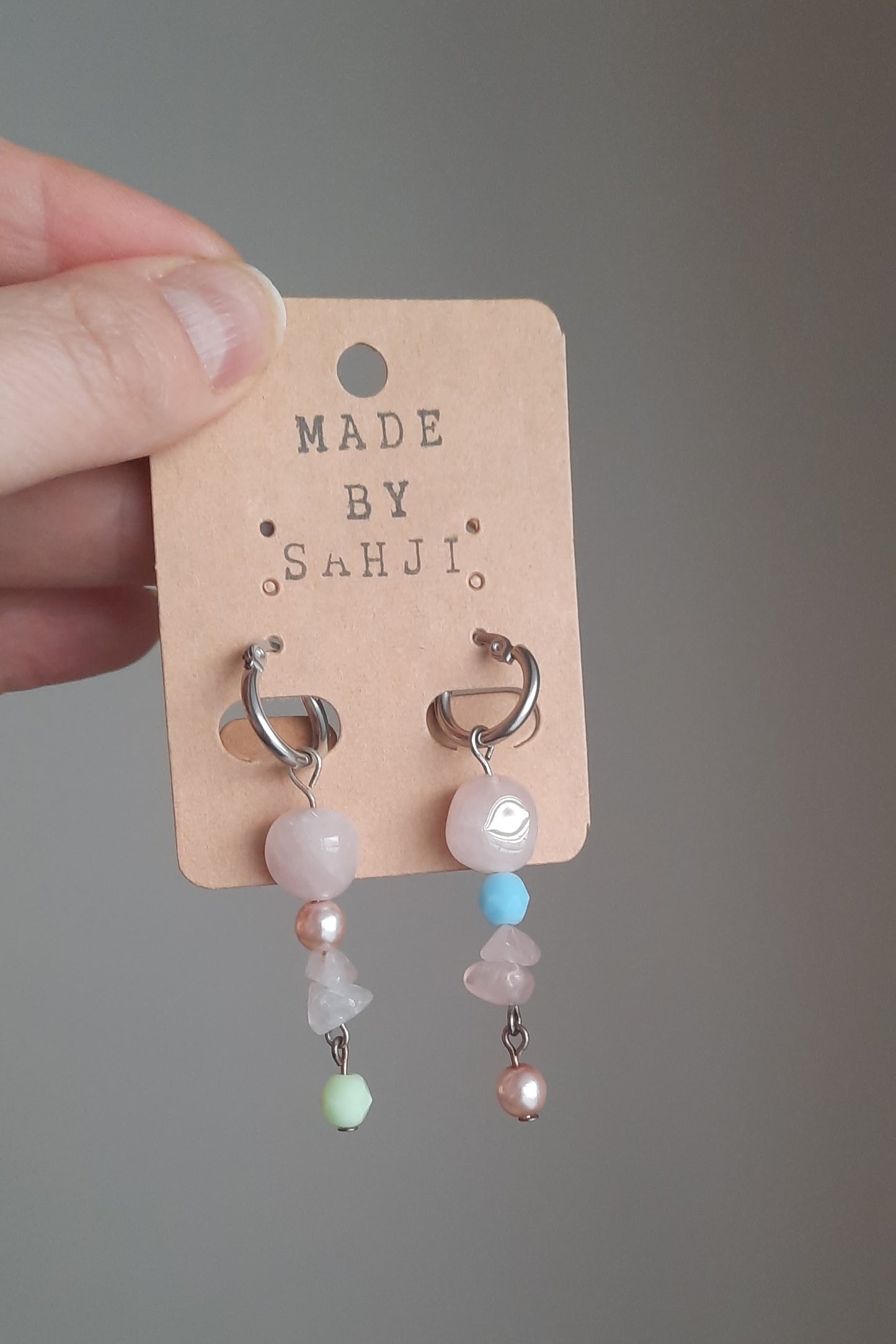 Handmade dangle rose quartz earrings with stainless steel earrings hoops. Käsintehdyt roikkuvat ruusukvartsi korvakorut, joissa on ruostumattomasta teräksestä tehdyt korvakorurenkaat.