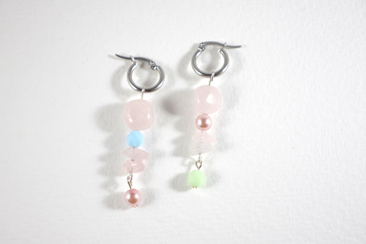 Handmade dangle rose quartz earrings with stainless steel earrings hoops. Käsintehdyt roikkuvat ruusukvartsi korvakorut, joissa on ruostumattomasta teräksestä tehdyt korvakorurenkaat.