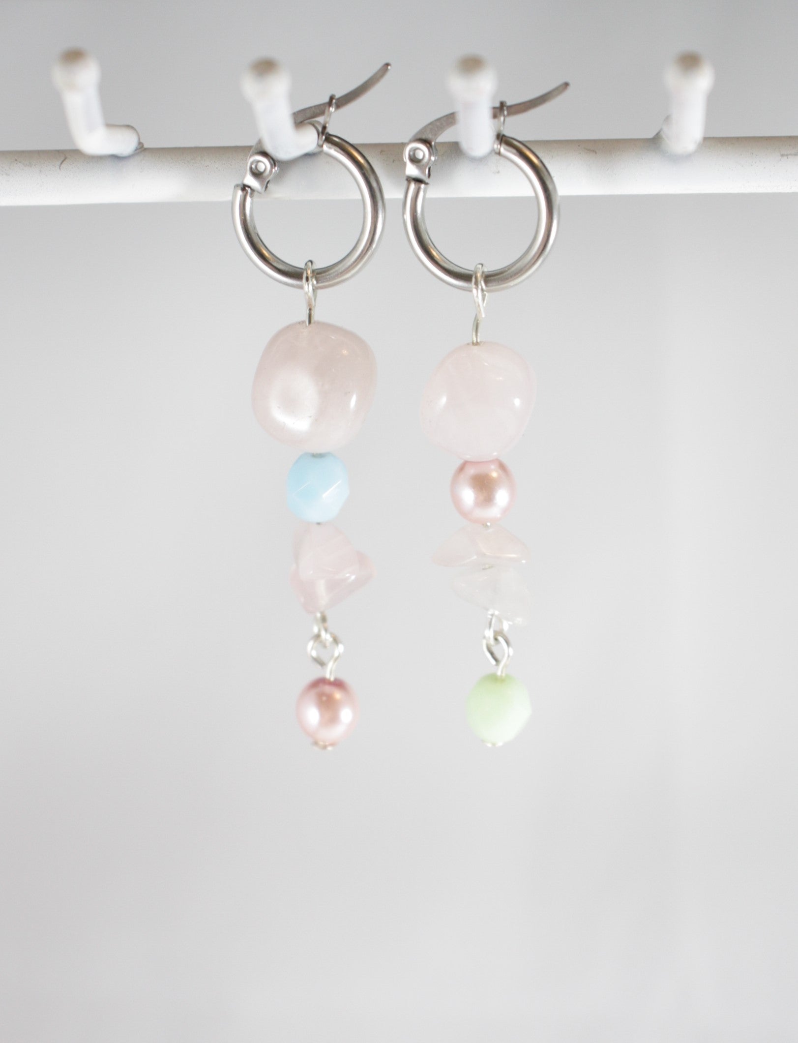 Handmade dangle rose quartz earrings with stainless steel earrings hoops. Käsintehdyt roikkuvat ruusukvartsi korvakorut, joissa on ruostumattomasta teräksestä tehdyt korvakorurenkaat.