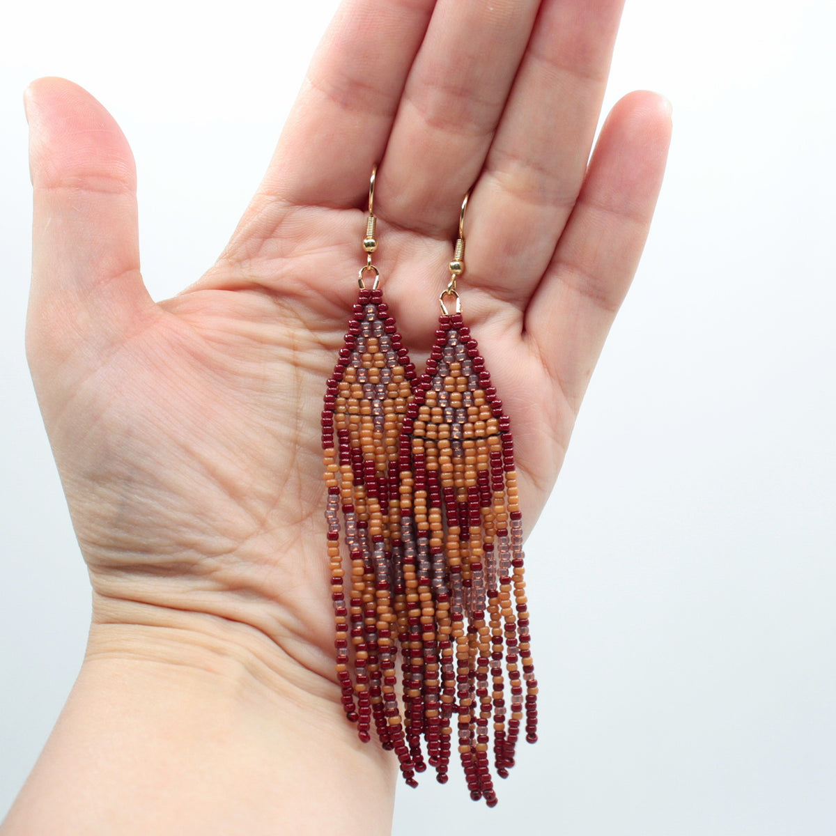 Hapsulliset ruskean sävyiset helmikorvakorut. Seed bead fringe earrings in brown toned.