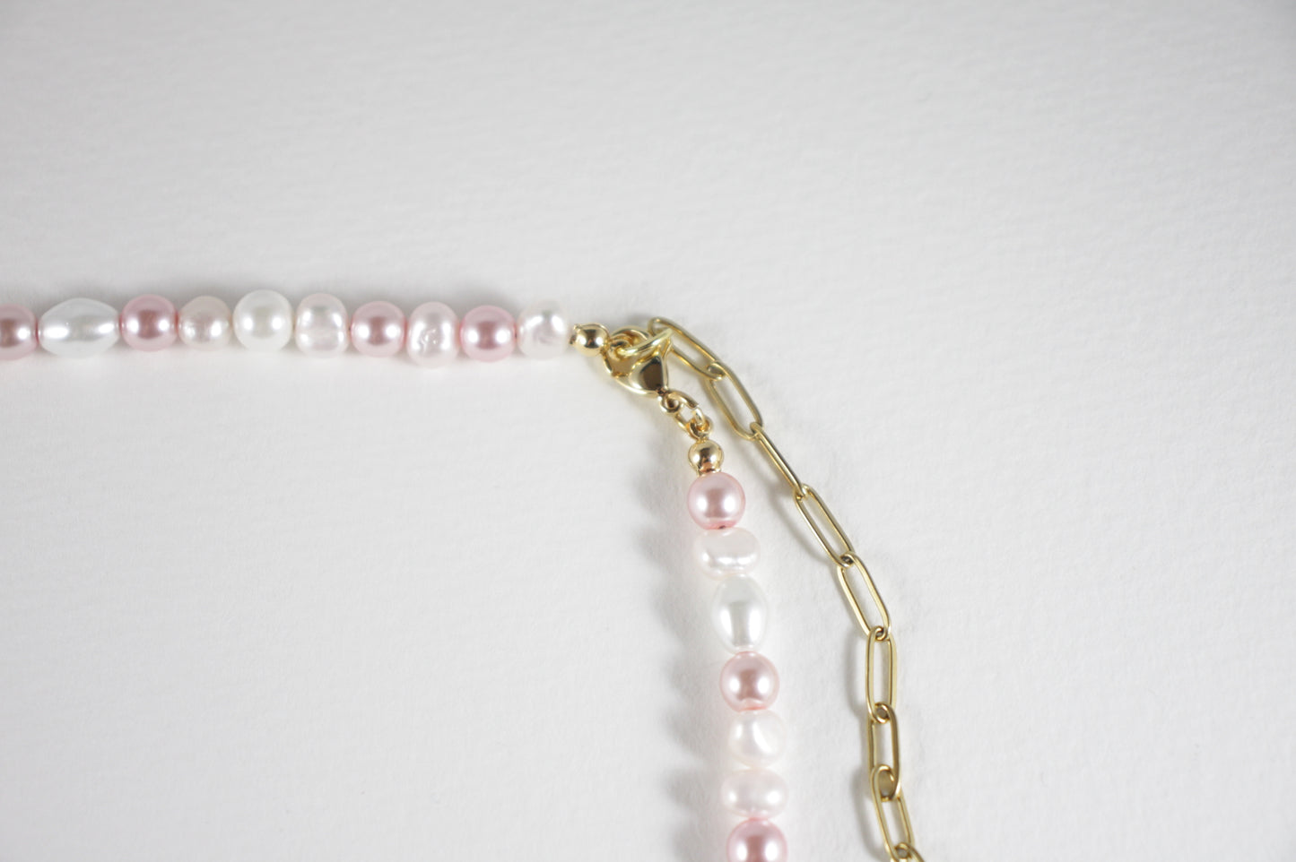 Handmade freshwater pearl necklace with pink and white glass beads and gold extension chain. Käsintehty makeanvedenhelmikaulakoru vaaleanpunaisilla ja valkoisilla lasihelmillä sekä kullanvärisellä jatkoketjulla.