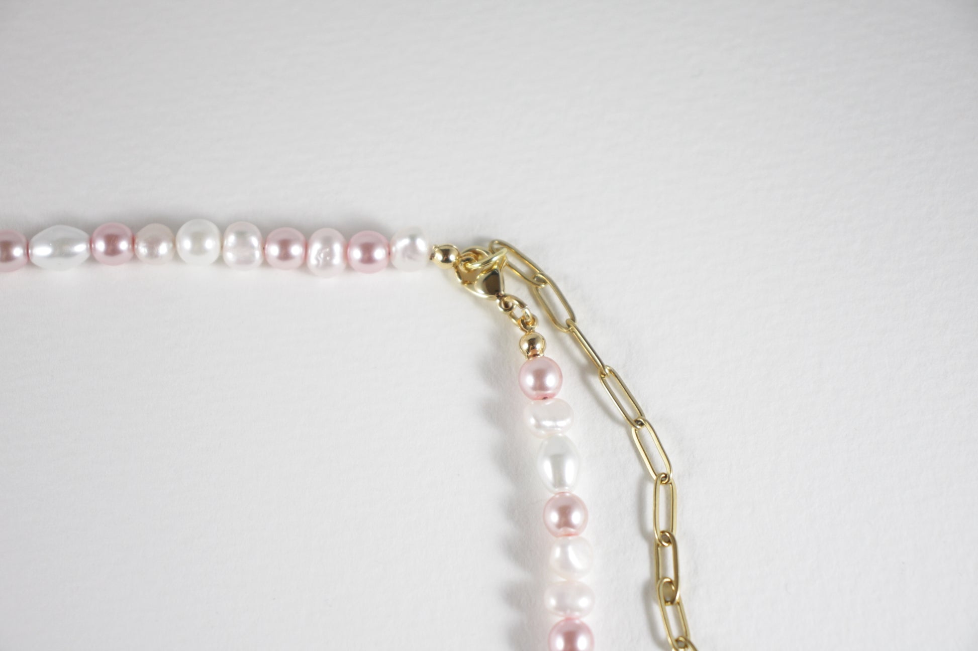 Handmade freshwater pearl necklace with pink and white glass beads and gold extension chain. Käsintehty makeanvedenhelmikaulakoru vaaleanpunaisilla ja valkoisilla lasihelmillä sekä kullanvärisellä jatkoketjulla.