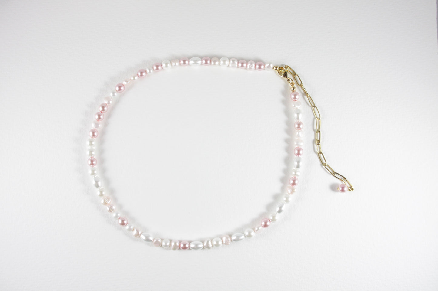 Handmade freshwater pearl necklace with pink and white glass beads and gold extension chain. Käsintehty makeanvedenhelmikaulakoru vaaleanpunaisilla ja valkoisilla lasihelmillä sekä kullanvärisellä jatkoketjulla.