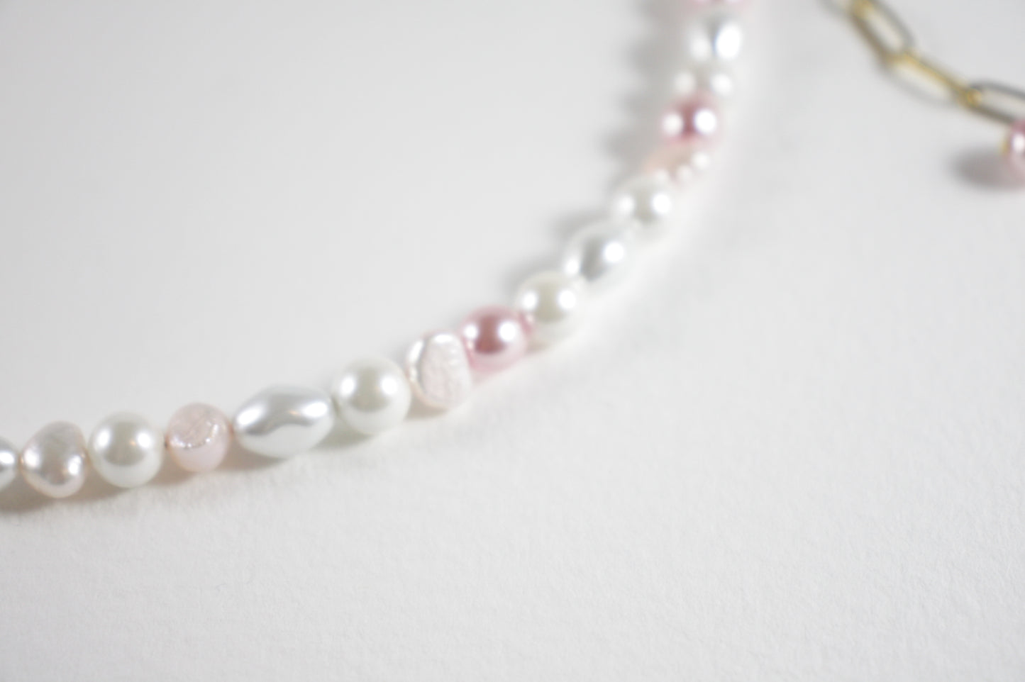 Handmade freshwater pearl necklace with pink and white glass beads and gold extension chain. Käsintehty makeanvedenhelmikaulakoru vaaleanpunaisilla ja valkoisilla lasihelmillä sekä kullanvärisellä jatkoketjulla.