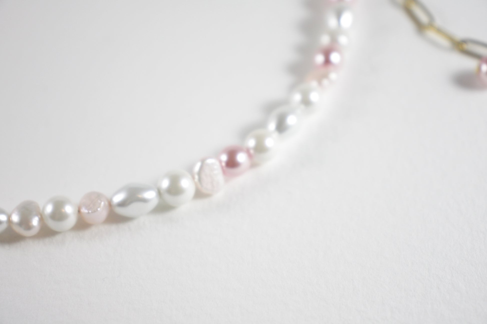 Handmade freshwater pearl necklace with pink and white glass beads and gold extension chain. Käsintehty makeanvedenhelmikaulakoru vaaleanpunaisilla ja valkoisilla lasihelmillä sekä kullanvärisellä jatkoketjulla.