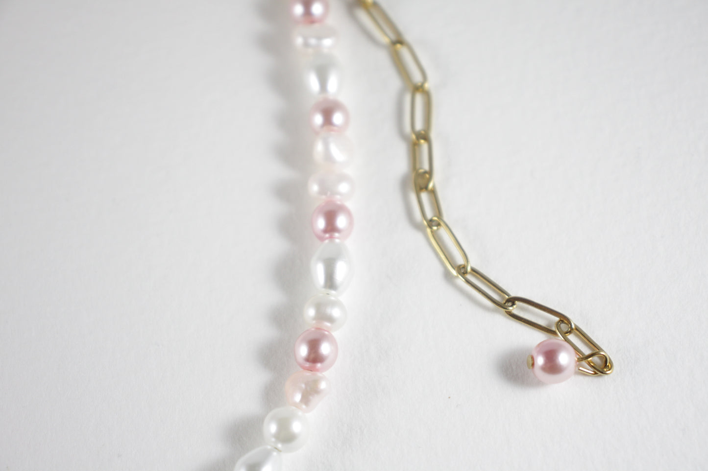 Handmade freshwater pearl necklace with pink and white glass beads and gold extension chain. Käsintehty makeanvedenhelmikaulakoru vaaleanpunaisilla ja valkoisilla lasihelmillä sekä kullanvärisellä jatkoketjulla.