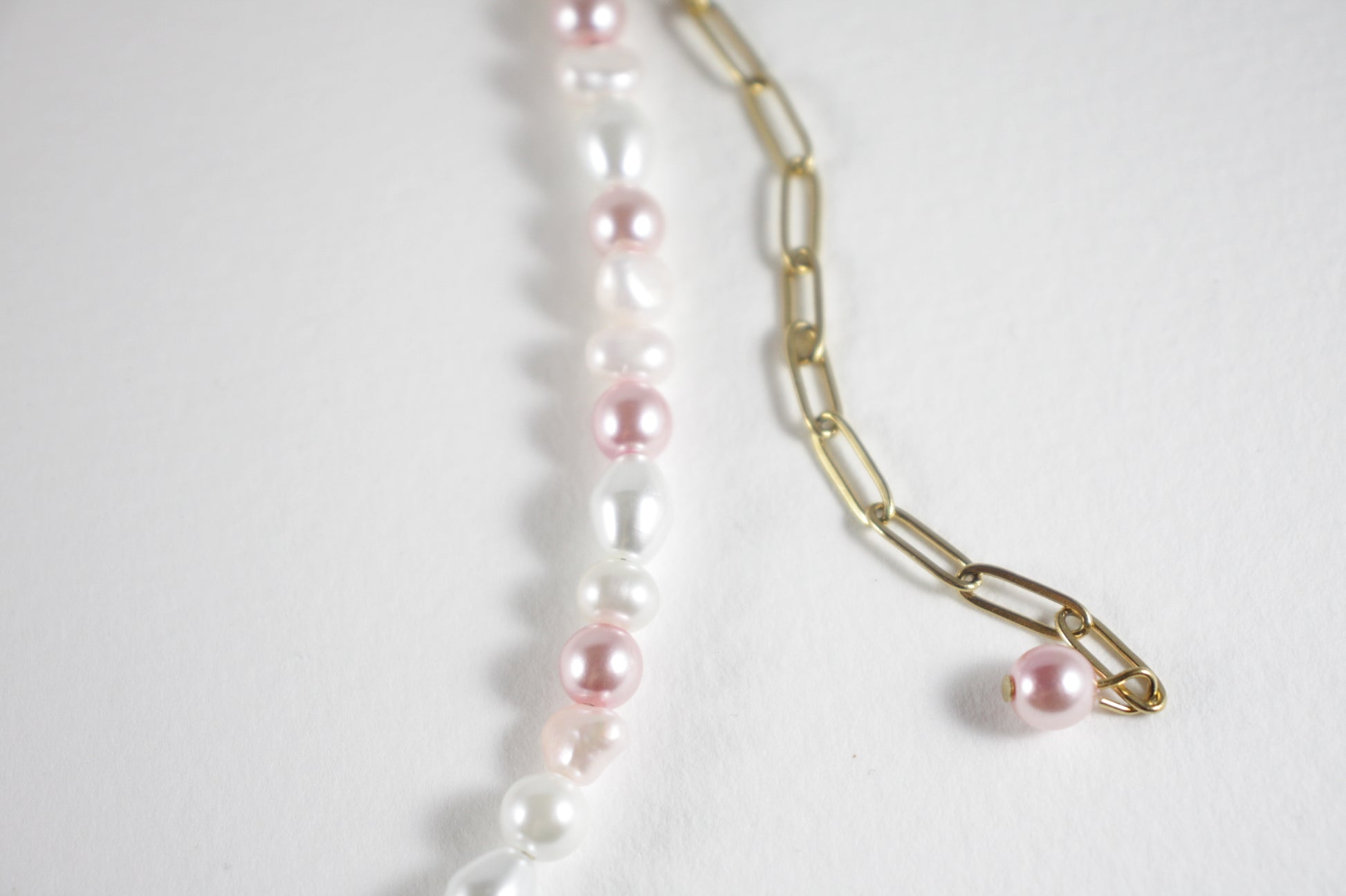 Handmade freshwater pearl necklace with pink and white glass beads and gold extension chain. Käsintehty makeanvedenhelmikaulakoru vaaleanpunaisilla ja valkoisilla lasihelmillä sekä kullanvärisellä jatkoketjulla.