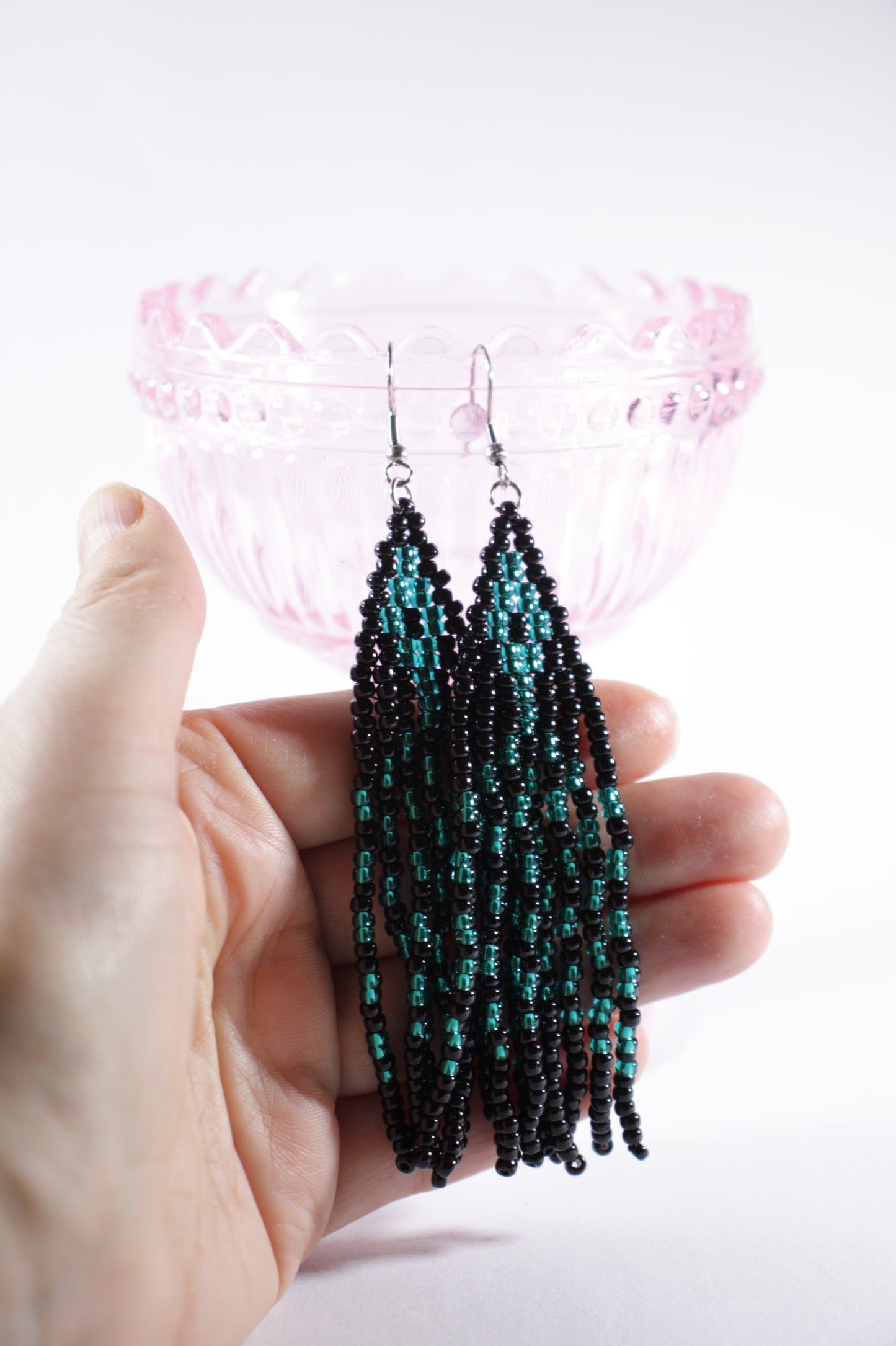Long beaded seed bead fringe earrings black and turquoise stripes. Pitkät roikkuvat käsintehdyt hapsuhelmikorvakorut. Värinä musta ja vihreäturkoosi. 