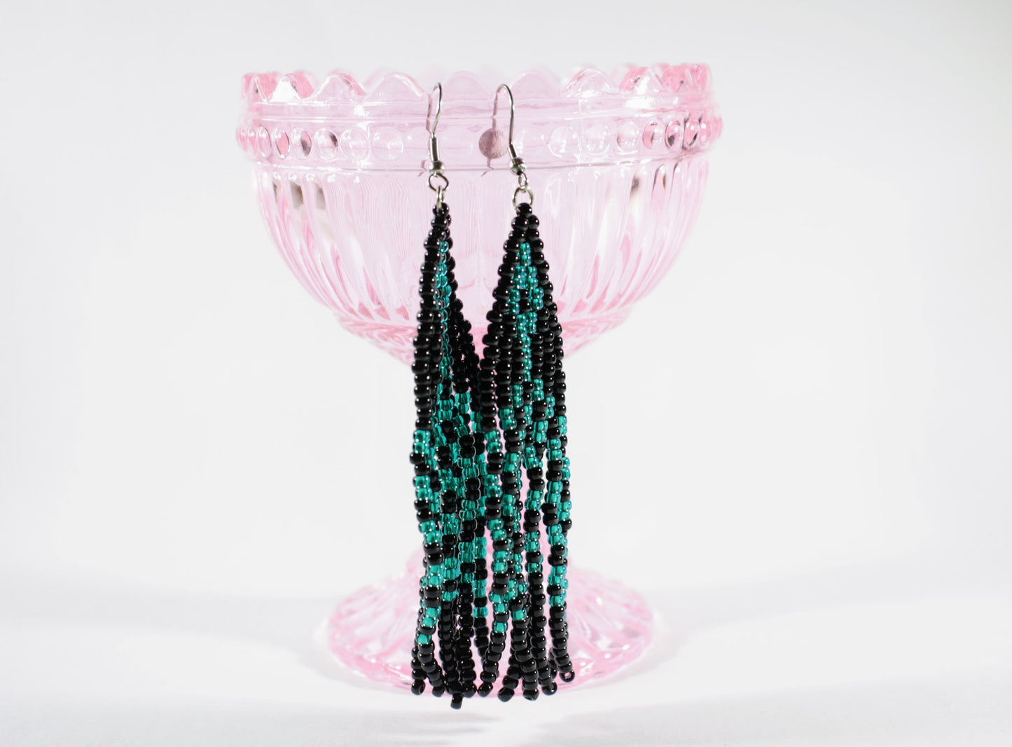 Long beaded seed bead fringe earrings black and turquoise stripes. Pitkät roikkuvat käsintehdyt hapsuhelmikorvakorut. Värinä musta ja vihreäturkoosi. 