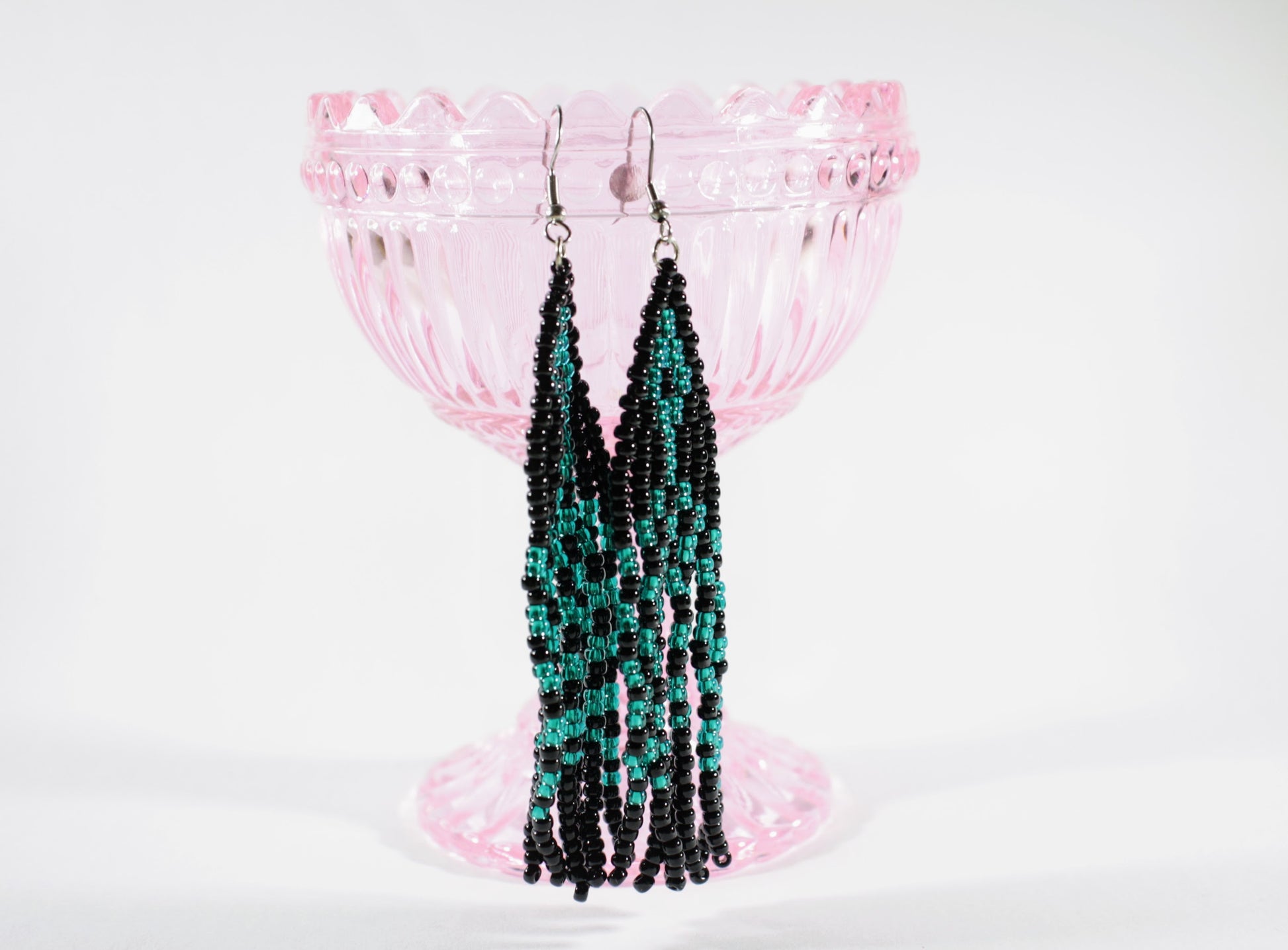 Long beaded seed bead fringe earrings black and turquoise stripes. Pitkät roikkuvat käsintehdyt hapsuhelmikorvakorut. Värinä musta ja vihreäturkoosi. 