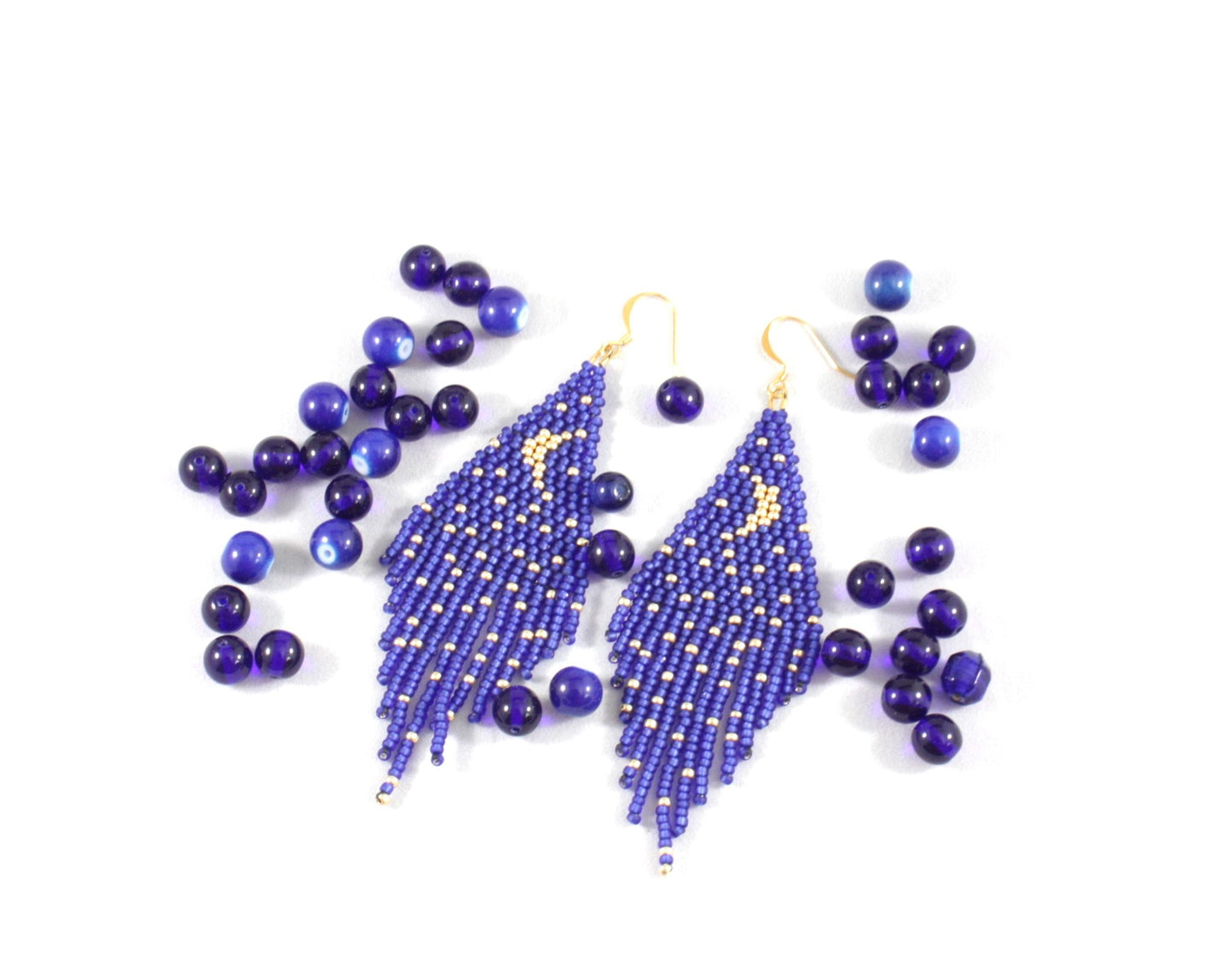 Seed bead fringe earrings blue and gold with moon and stars pattern. Roikkuvat hapsulliset korvakorut värinä sininen ja kulta kuu ja tähdet kuviolla.