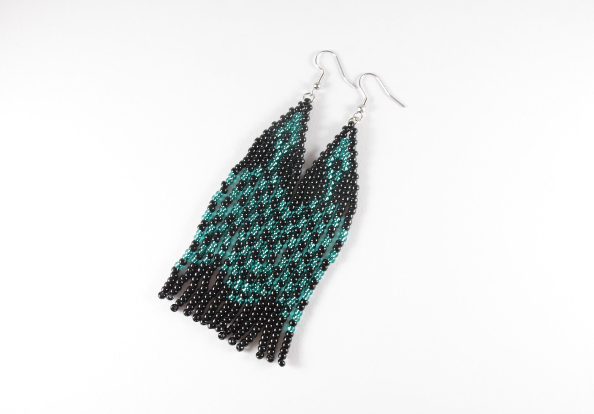 Long beaded seed bead fringe earrings black and turquoise stripes. Pitkät roikkuvat käsintehdyt hapsuhelmikorvakorut. Värinä musta ja vihreäturkoosi. 