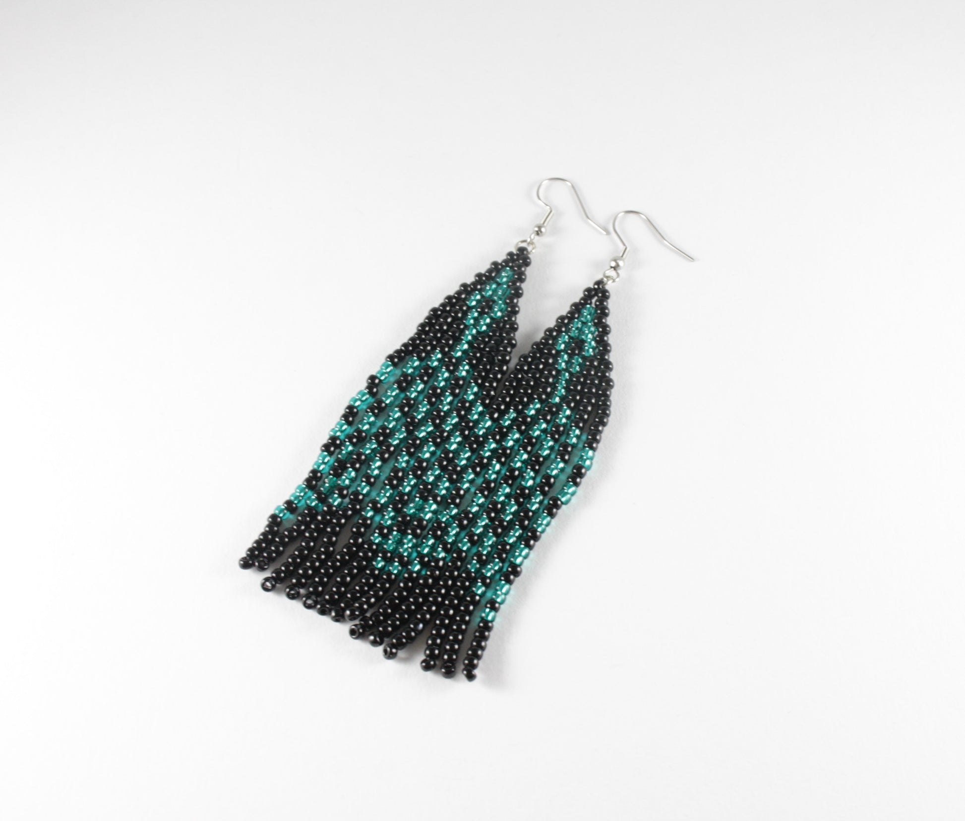 Long beaded seed bead fringe earrings black and turquoise stripes. Pitkät roikkuvat käsintehdyt hapsuhelmikorvakorut. Värinä musta ja vihreäturkoosi. 