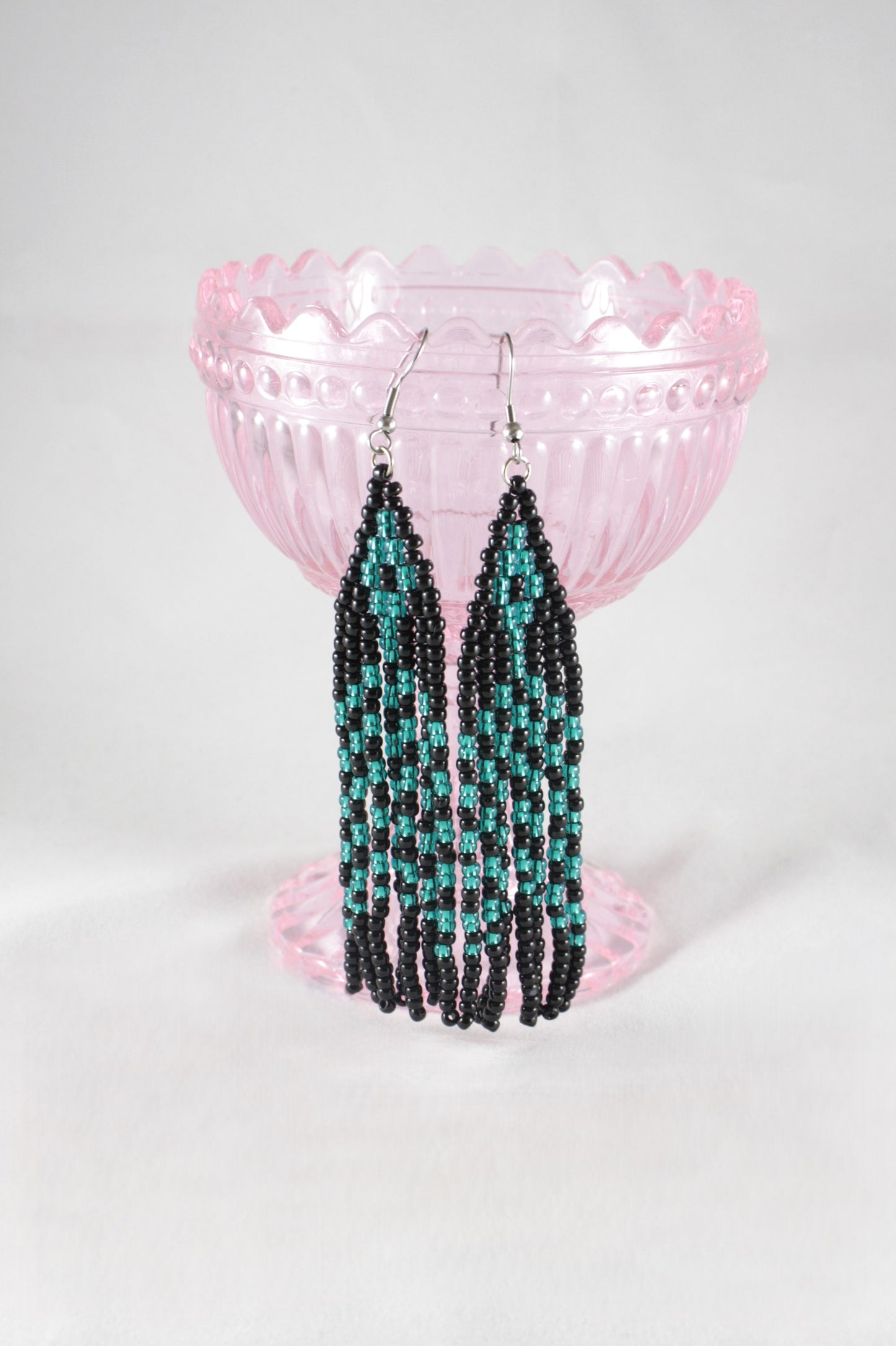 Long beaded seed bead fringe earrings black and turquoise stripes. Pitkät roikkuvat käsintehdyt hapsuhelmikorvakorut. Värinä musta ja vihreäturkoosi. 