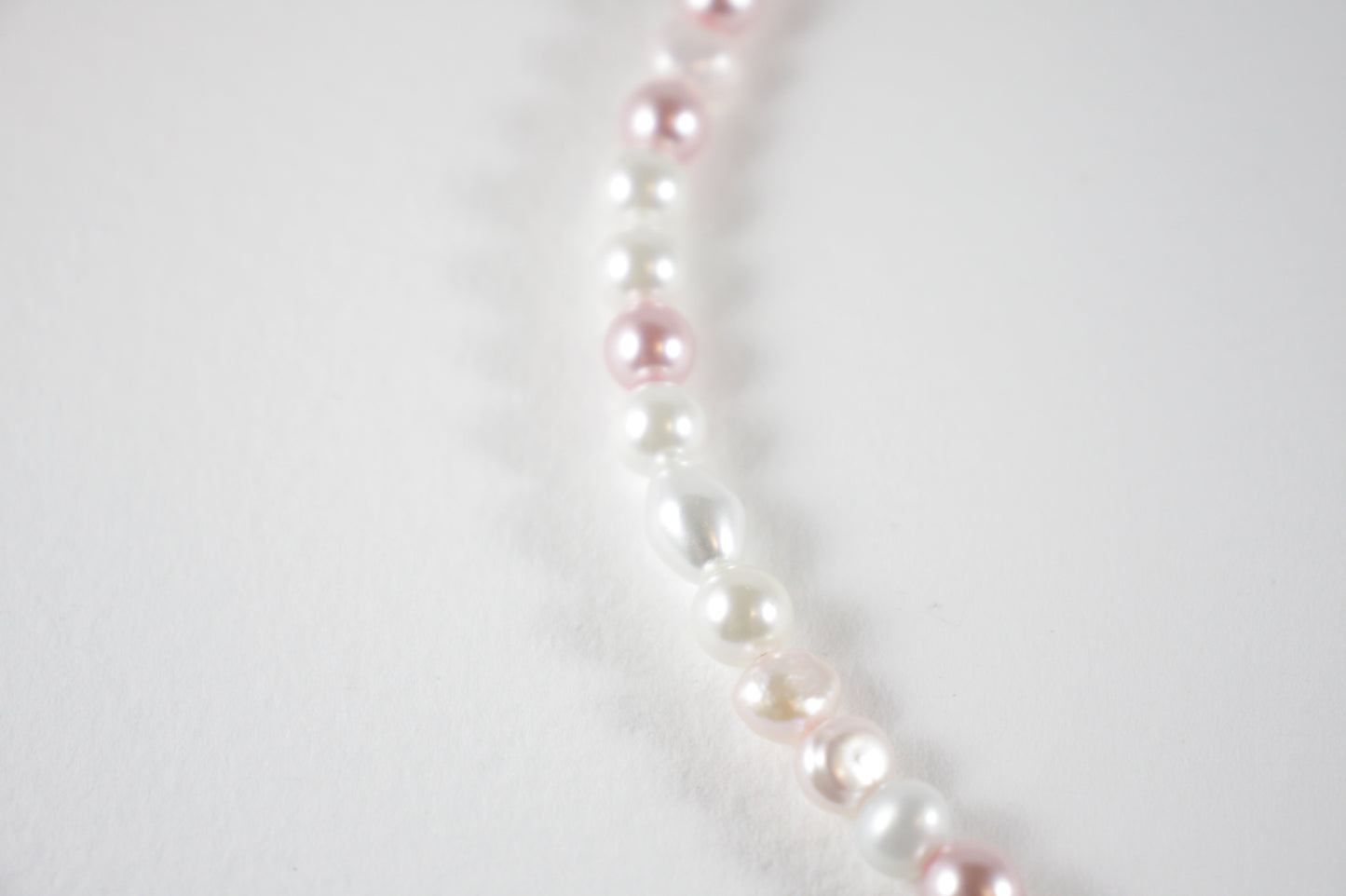 Handmade freshwater pearl necklace with pink and white glass beads and gold extension chain. Käsintehty makeanvedenhelmikaulakoru vaaleanpunaisilla ja valkoisilla lasihelmillä sekä kullanvärisellä jatkoketjulla.