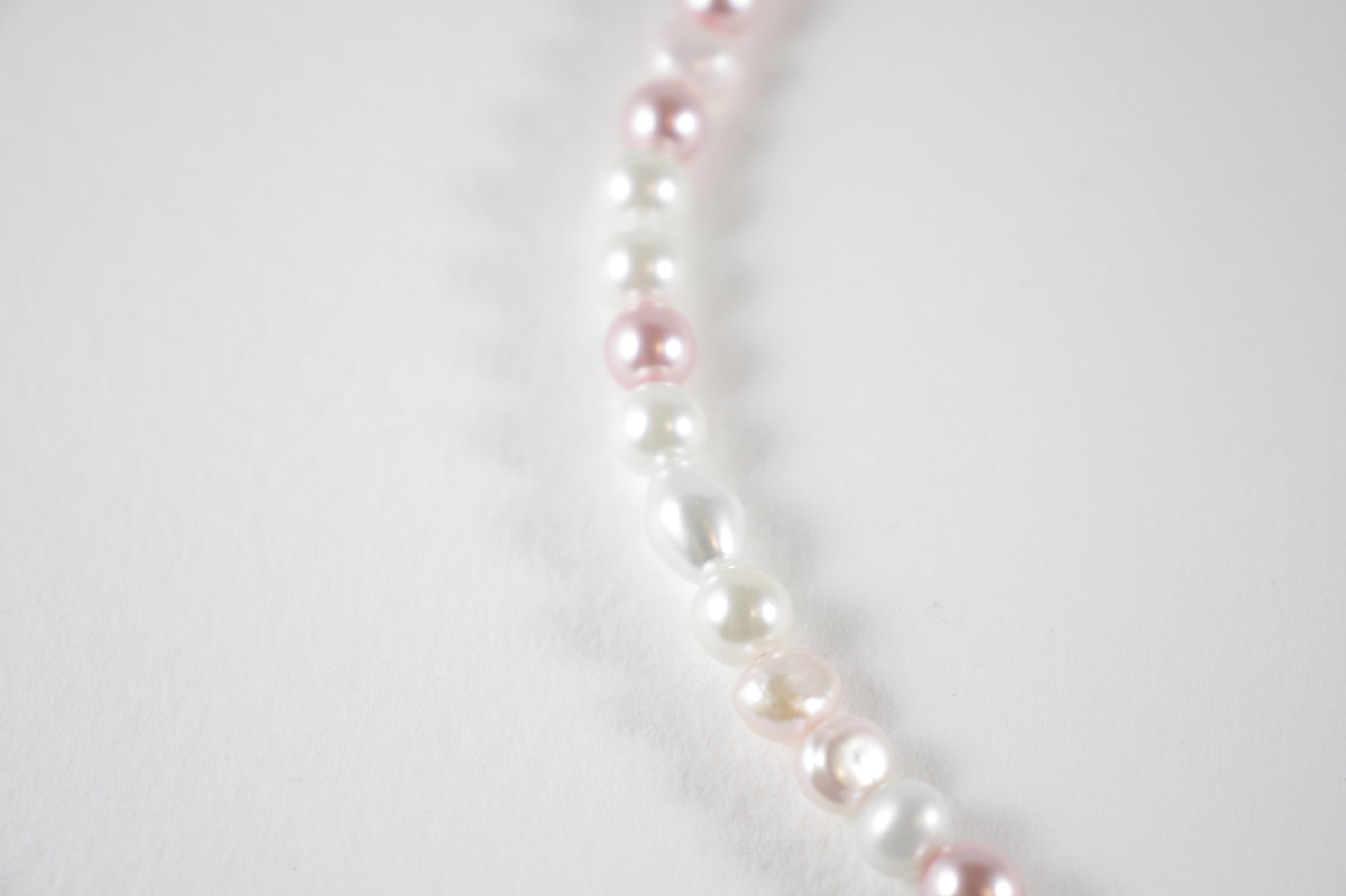 Handmade freshwater pearl necklace with pink and white glass beads and gold extension chain. Käsintehty makeanvedenhelmikaulakoru vaaleanpunaisilla ja valkoisilla lasihelmillä sekä kullanvärisellä jatkoketjulla.